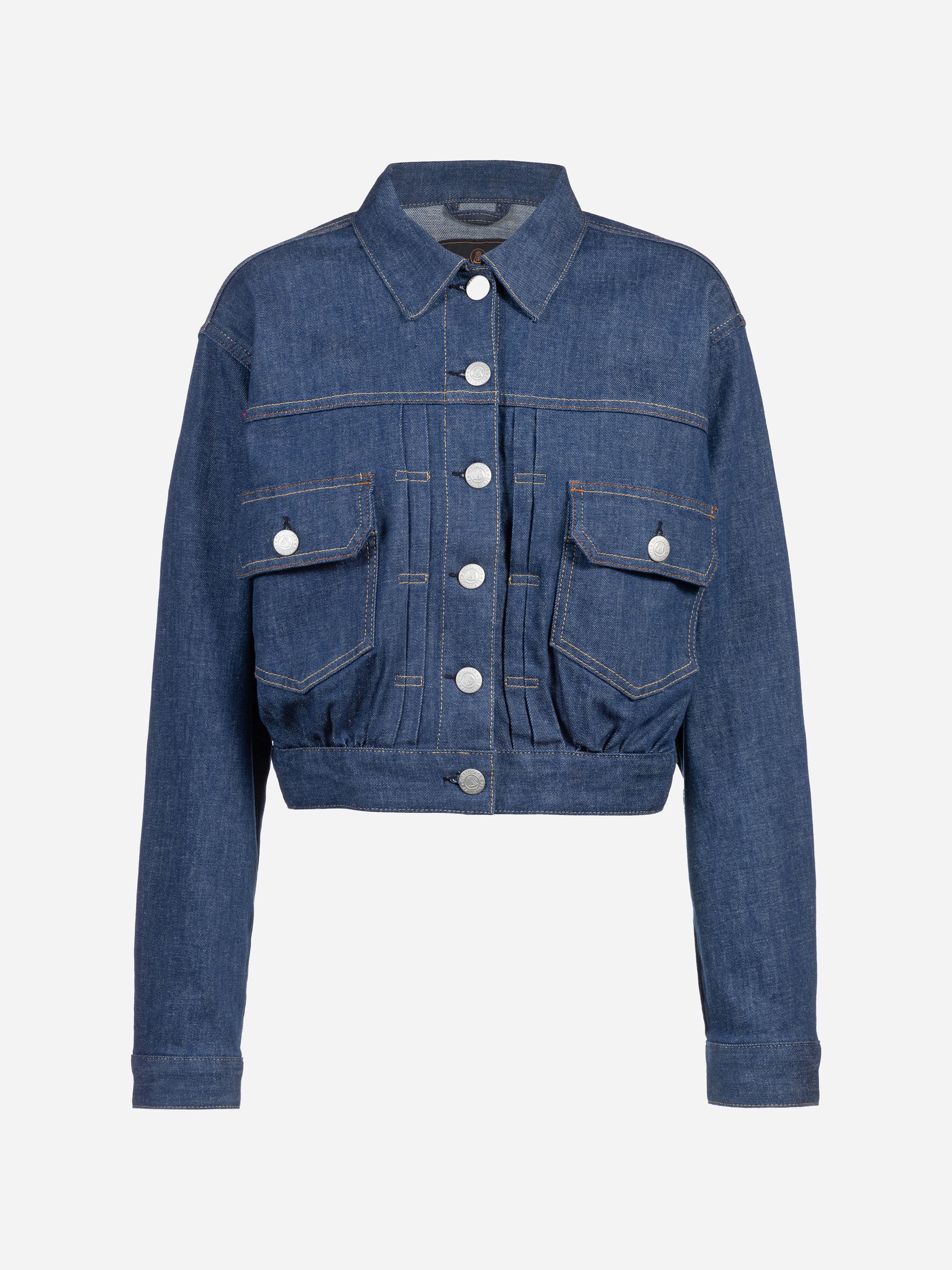 Eine klassische blaue Jeansjacke mit langen Ärmeln, silbernen Knöpfen auf der Vorderseite, zwei großen Brusttaschen mit Klappen und Knöpfen sowie einem elastischen Bund. Die Jacke hat eine strukturierte und leicht taillierte Passform.