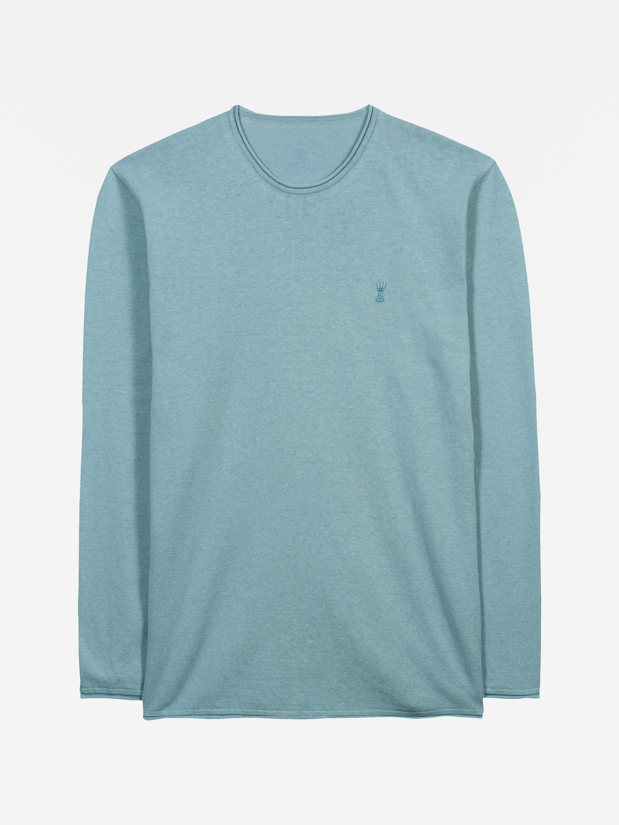 Hellblaues, langärmeliges T-Shirt mit Rundhalsausschnitt, flach auf weißem Grund, mit einem kleinen, minimalen Logo auf der oberen linken Brust.