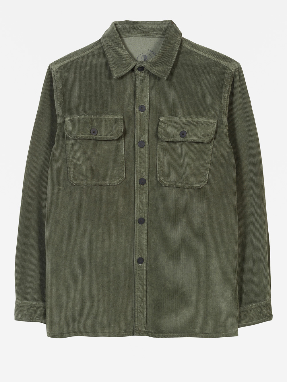 Olivgrünes Cordhemd mit Kragen, schwarzen Knöpfen auf der Vorderseite und zwei Brusttaschen mit Klappe und Knöpfen. Das Hemd hat lange Ärmel und ein strukturiertes, geripptes Aussehen.