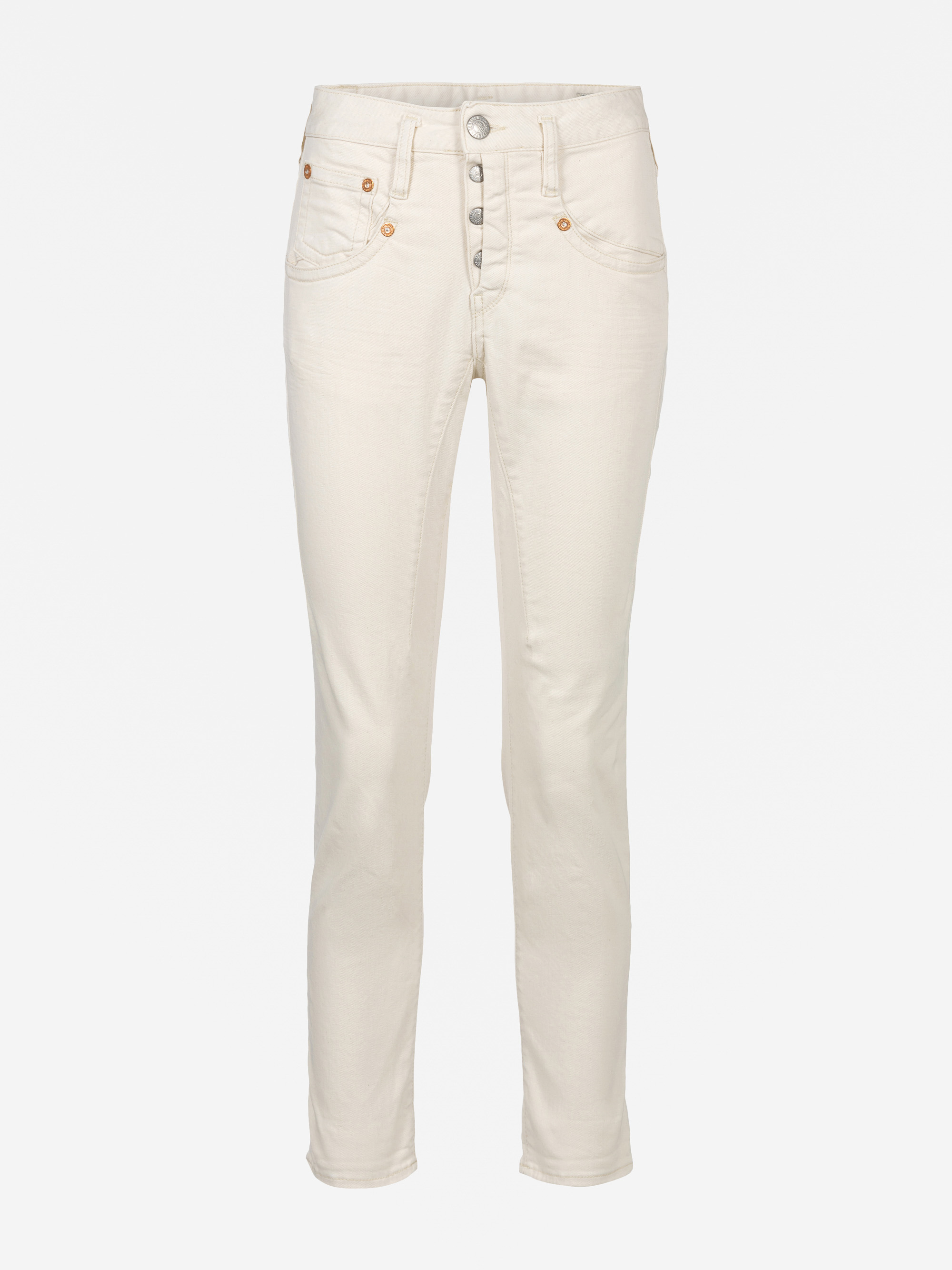 Ein Paar Jeans mit hoher Taille und schmaler Passform in gebrochenem Weiß mit Knöpfen auf der Vorderseite, Nieten an den Taschen und klassischem Five-Pocket-Design auf einfarbigem weißem Hintergrund.