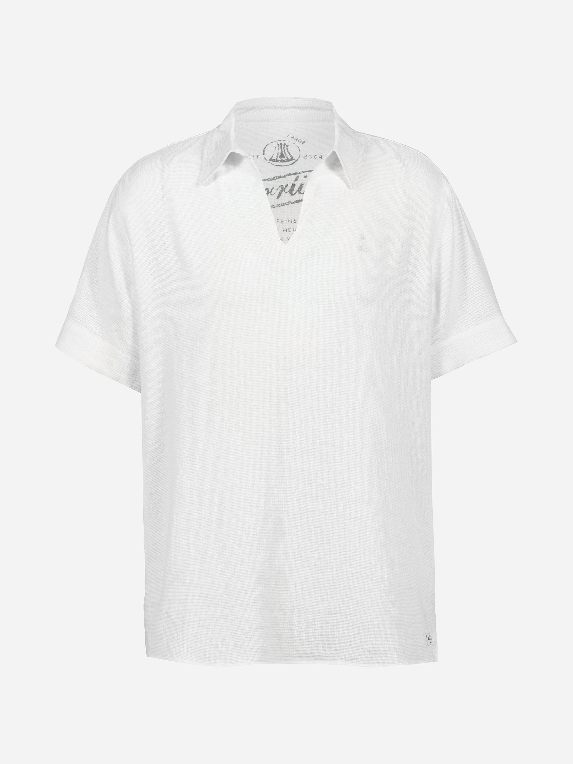 Ein kurzärmeliges, weißes Leinenpolohemd mit lockerer Passform, offenem Kragen und ohne Knöpfe. Das Hemd hat dezente Nähte und einen leicht strukturierten Stoff.