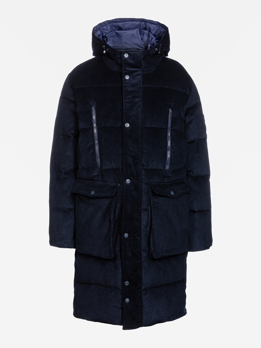 Langer schwarzer Puffermantel mit Kapuze, Frontreißverschluss und Druckknöpfen, zwei Brusttaschen mit Reißverschluss und zwei großen Pattentaschen an der Taille, abgebildet auf einem schlichten weißen Hintergrund.