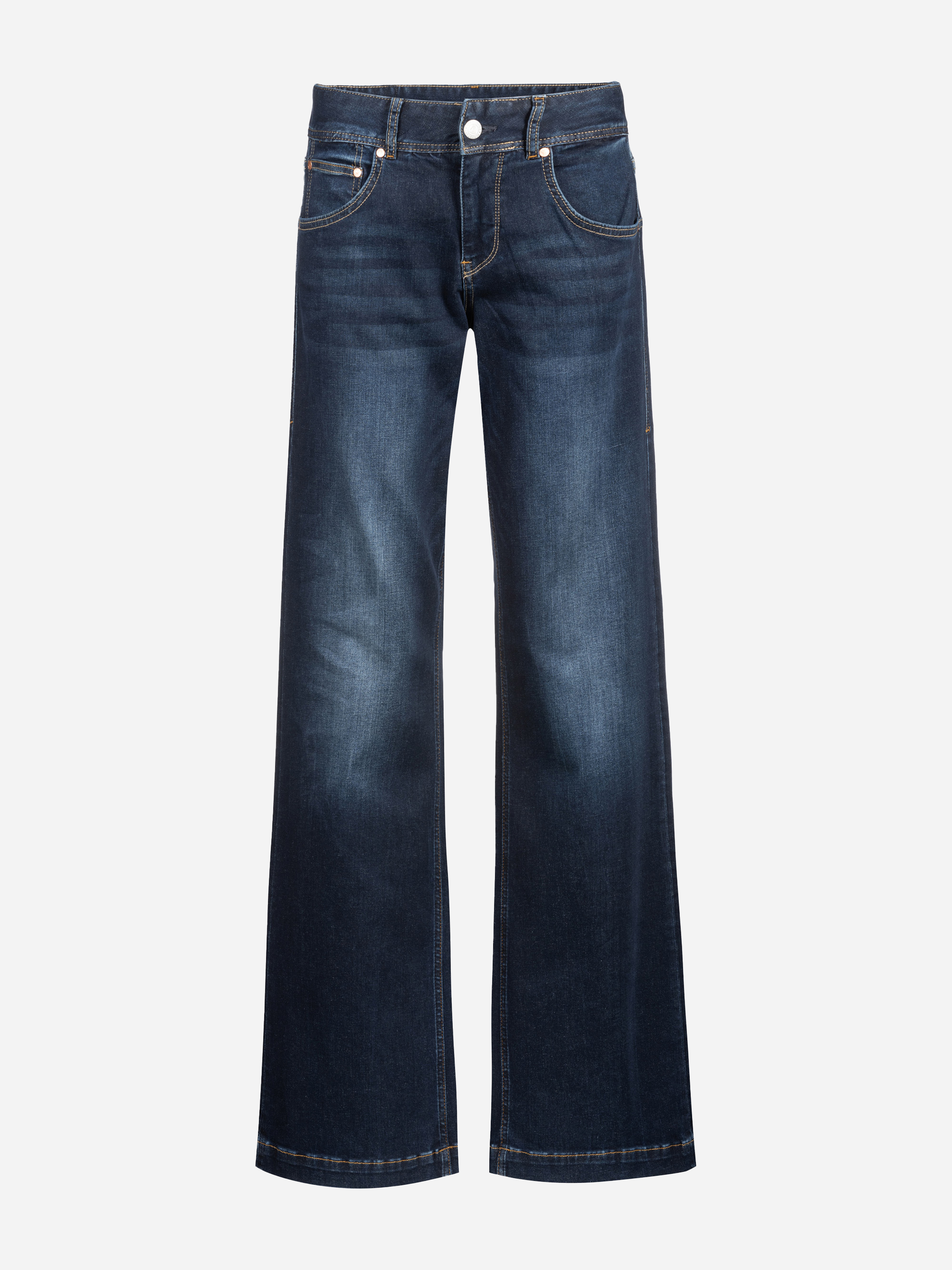 Eine dunkelblaue Jeans mit weitem Bein, Knopf- und Reißverschluss, Vorder- und Gesäßtaschen und Kontrastnähten auf weißem Hintergrund.
