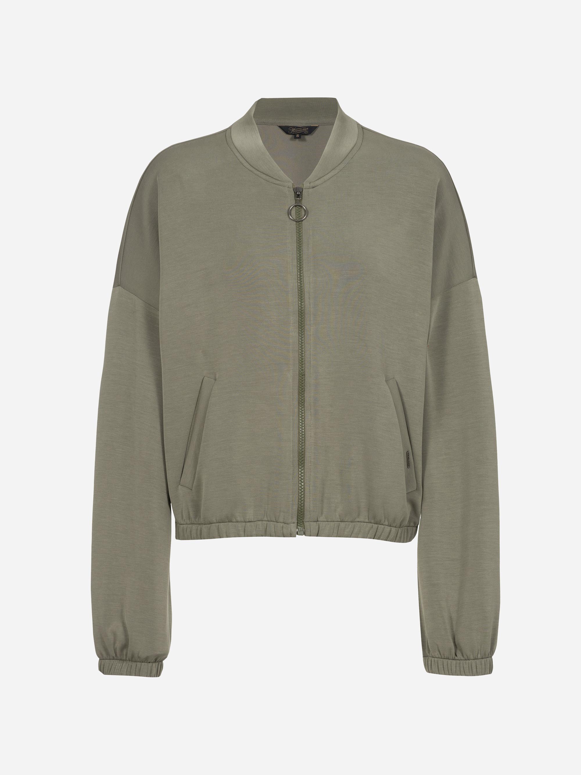 Hellolivgrüne Bomberjacke mit Reißverschluss, langen Ärmeln, rundem Kragen, elastischen Ärmelbündchen und Saum sowie zwei schrägen Taschen auf der Vorderseite auf einfarbig weißem Hintergrund.
