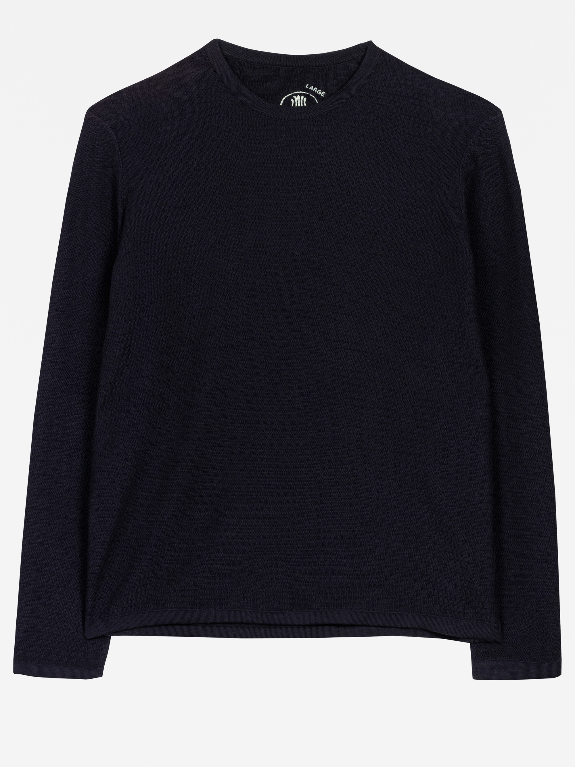 Ein einfaches, langärmeliges, schwarzes Hemd mit Rundhalsausschnitt liegt flach vor einem weißen Hintergrund.