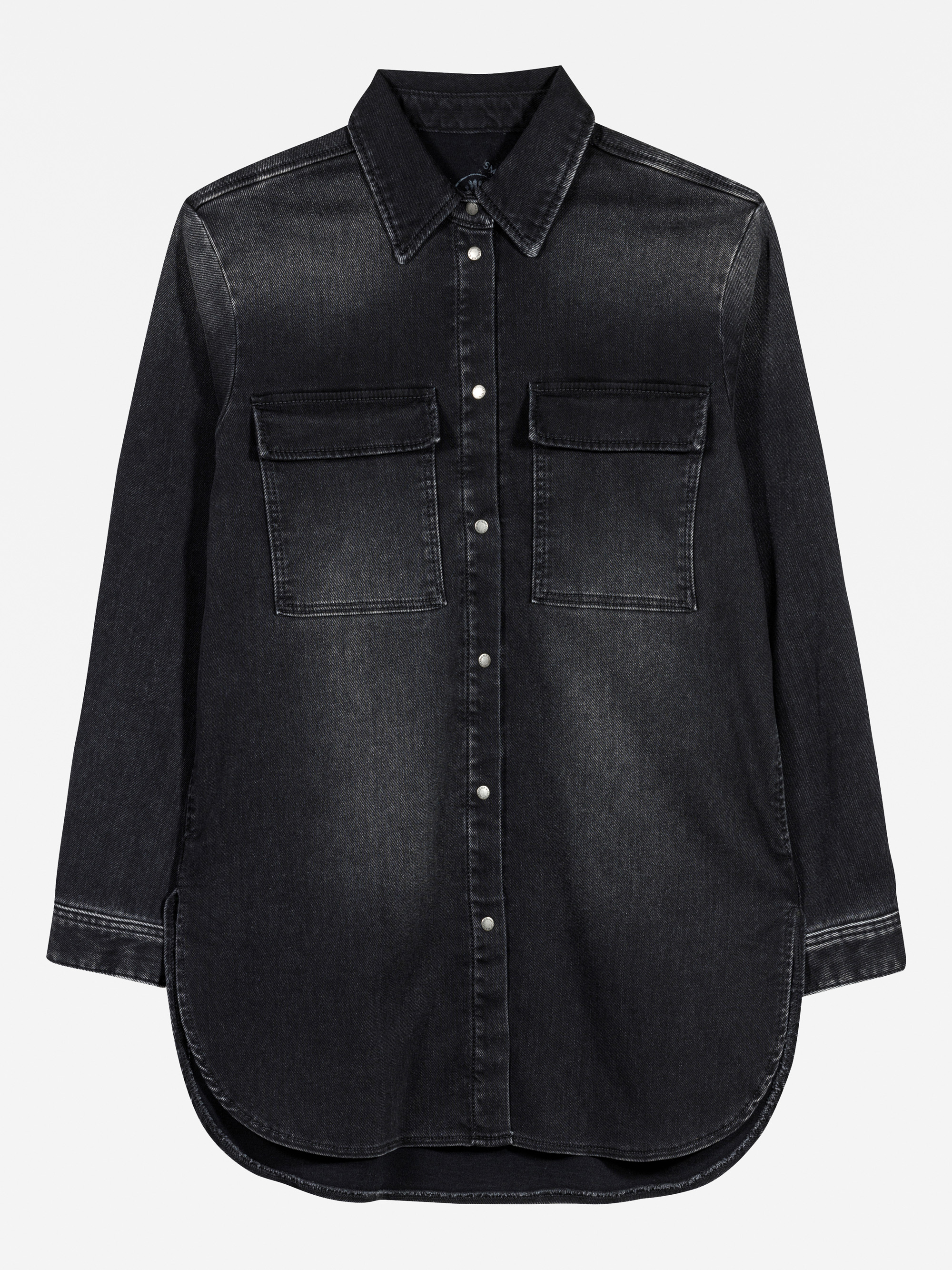 Ein schwarzes Jeanshemd zum Aufknöpfen mit langen Ärmeln, zwei Brusttaschen, einem spitzen Kragen und einem abgerundeten Saum, flach auf einem weißen Hintergrund.