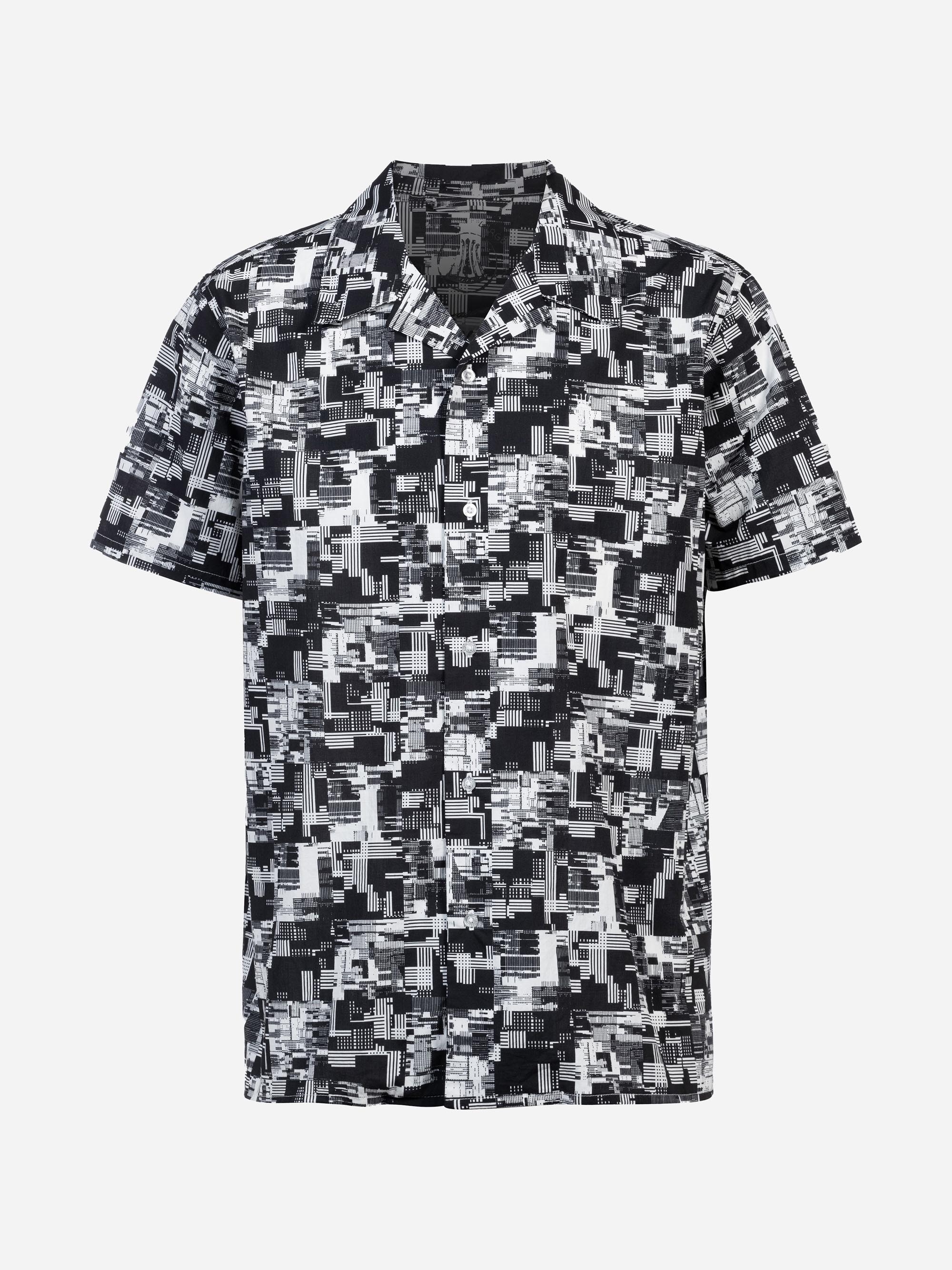 Kurzärmeliges Button-up-Hemd mit abstraktem, geometrischem Muster in Schwarz und Weiß auf weißem Hintergrund.
