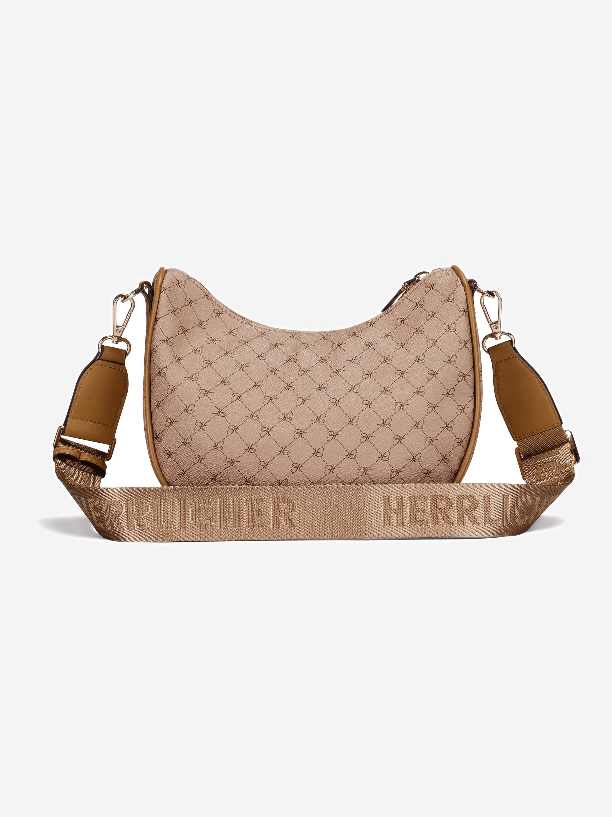 Beigefarbene Designer-Kreuztasche mit Rautenmuster, goldenen Beschlägen und einem breiten, verstellbaren Riemen mit dem Schriftzug HERRLICHER in erhabenen Buchstaben. Die Tasche hat eine abgerundete Oberseite und einen neutralen Hintergrund.