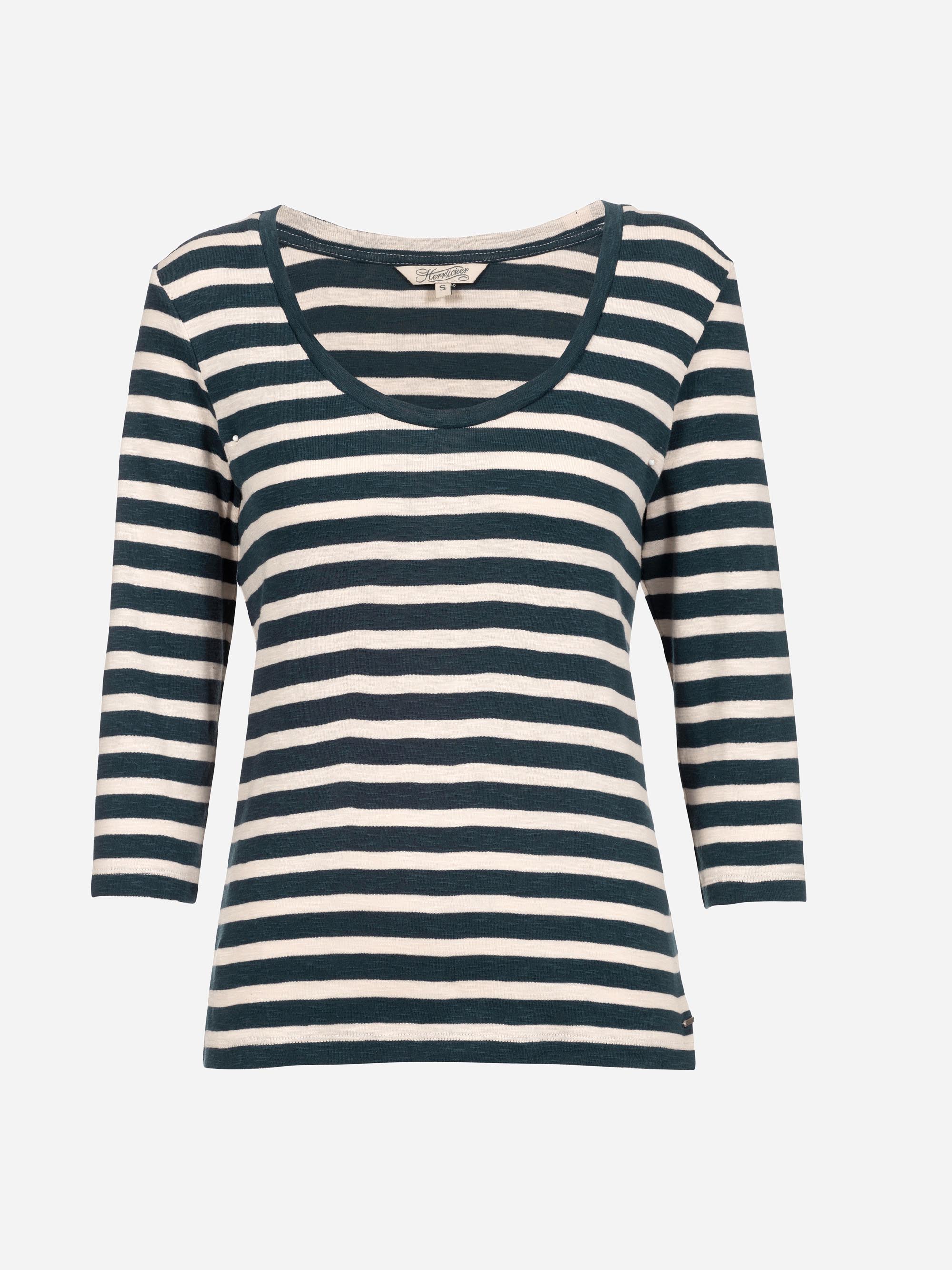 Ein Damenhemd mit marineblauen und weißen Querstreifen, dreiviertellangen Ärmeln und Rundhalsausschnitt auf einfarbig weißem Hintergrund.