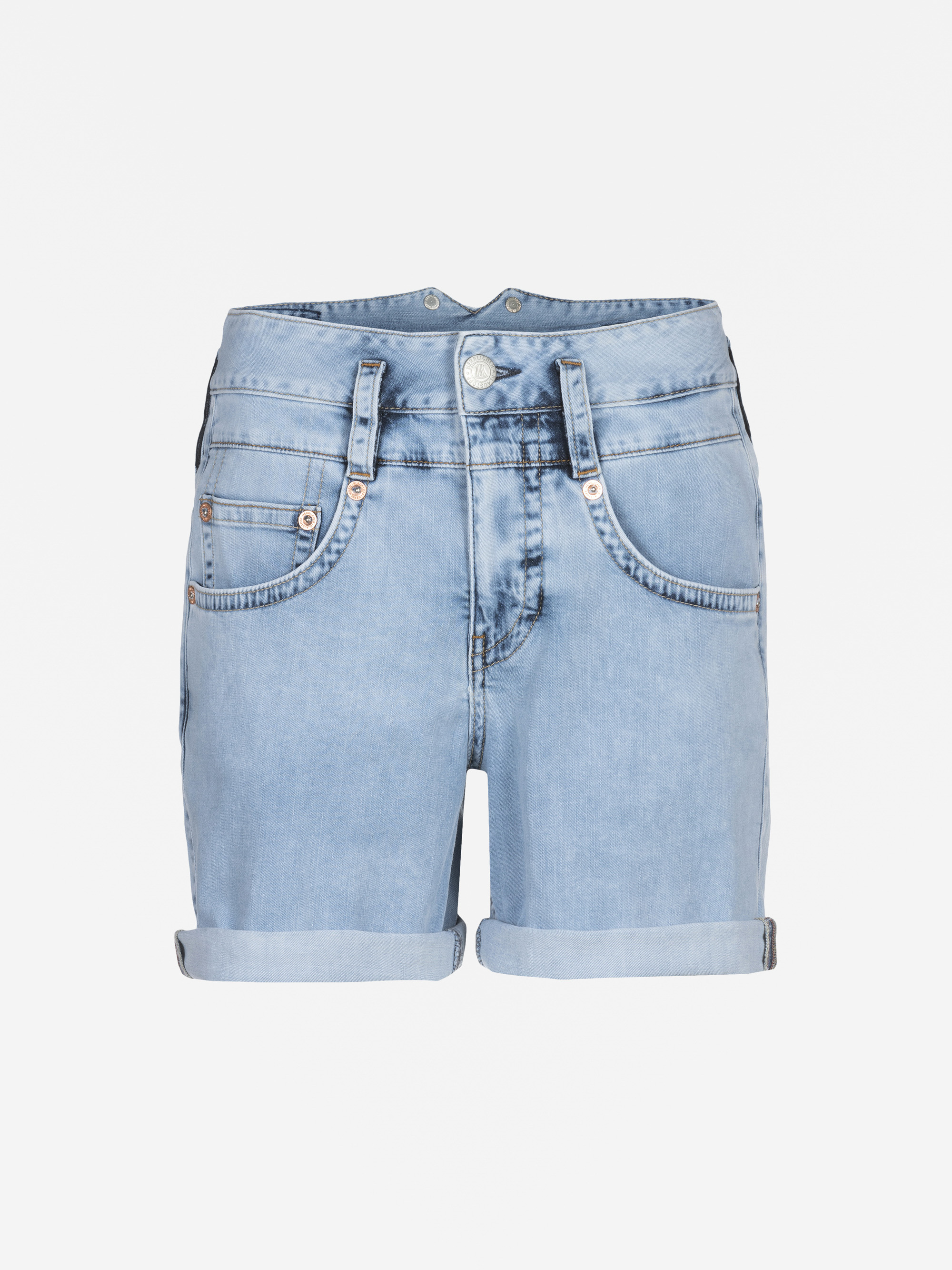 Hellblaue Jeansshorts mit Vorder- und Gesäßtaschen, Gürtelschlaufen, Rollbündchen sowie Knopf- und Reißverschluss auf einfarbig weißem Hintergrund.