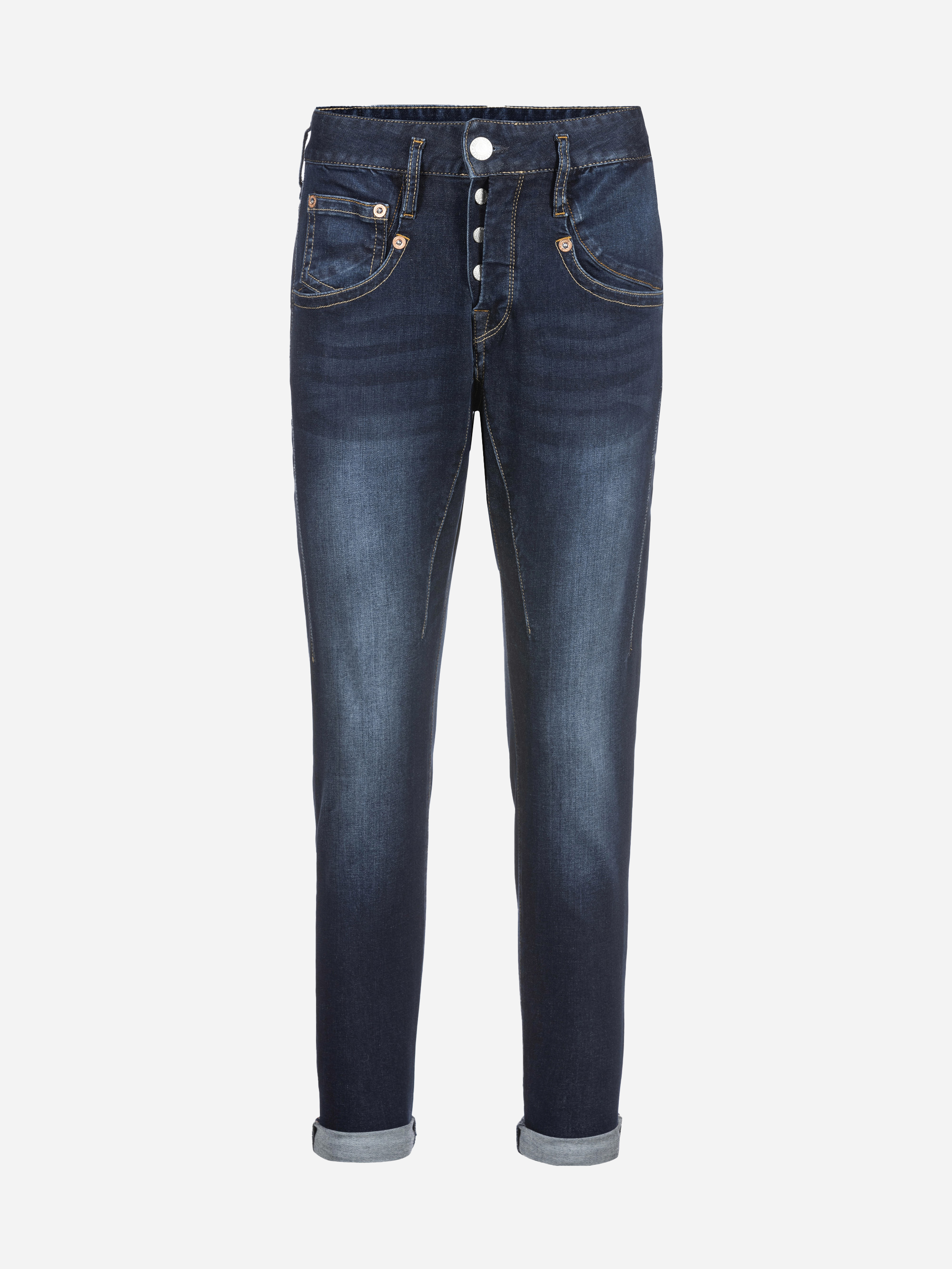 Ein Paar dunkelblaue, schmal geschnittene Jeans mit aufgerollten Manschetten, Vorder- und Gesäßtaschen und Kontrastnähten auf weißem Hintergrund.