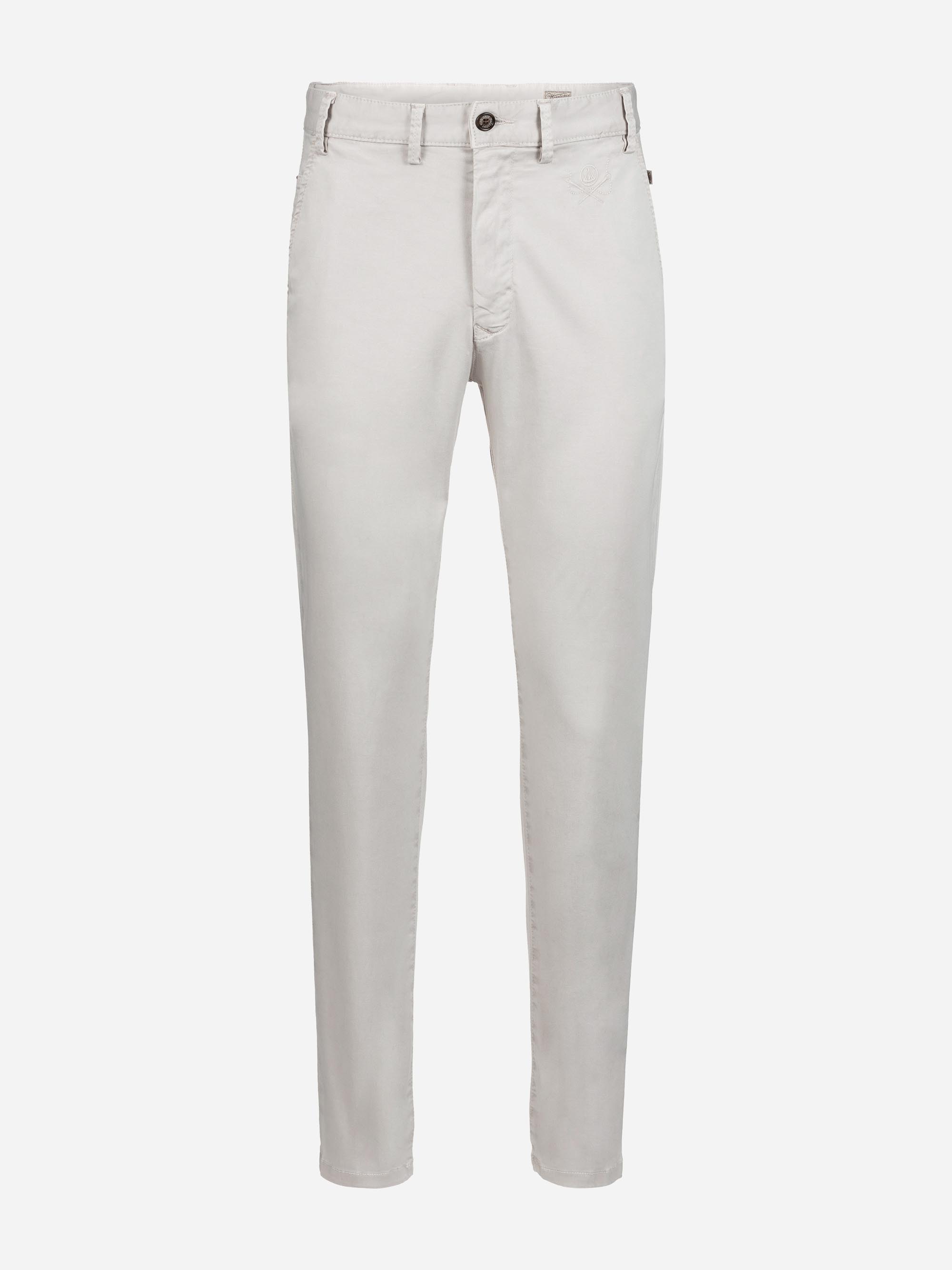 Hellgraue, schmal geschnittene Herren-Chinos mit Knopf- und Reißverschluss, Gürtelschlaufen und Seitentaschen auf einfarbig weißem Hintergrund.