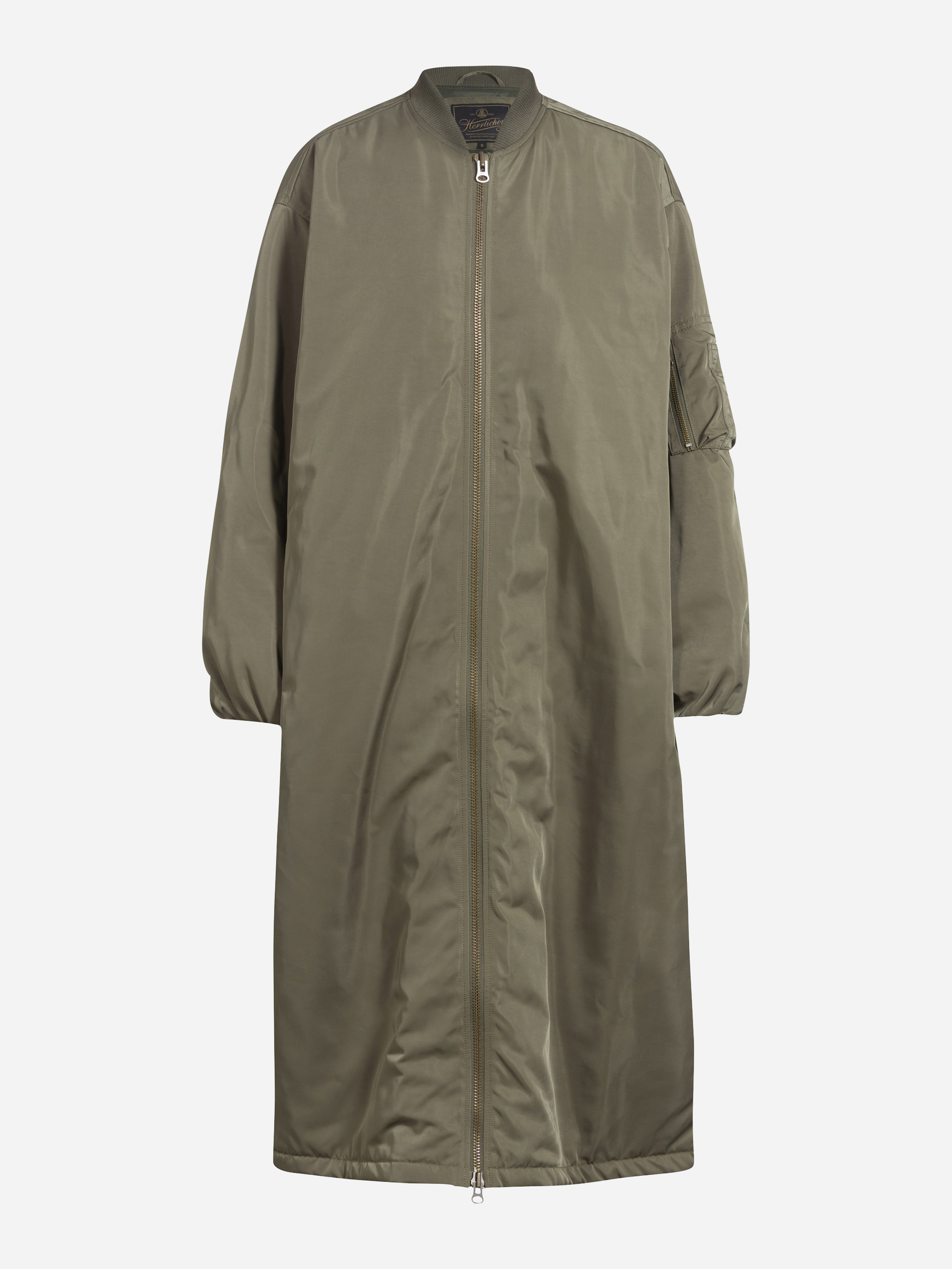 Langer, olivgrüner Mantel im Bomberstil mit Frontreißverschluss, Seitentasche an einem Ärmel, geripptem Kragen und lockerer Passform. Der Mantel reicht bis zu den Knien und hat elastische Bündchen.