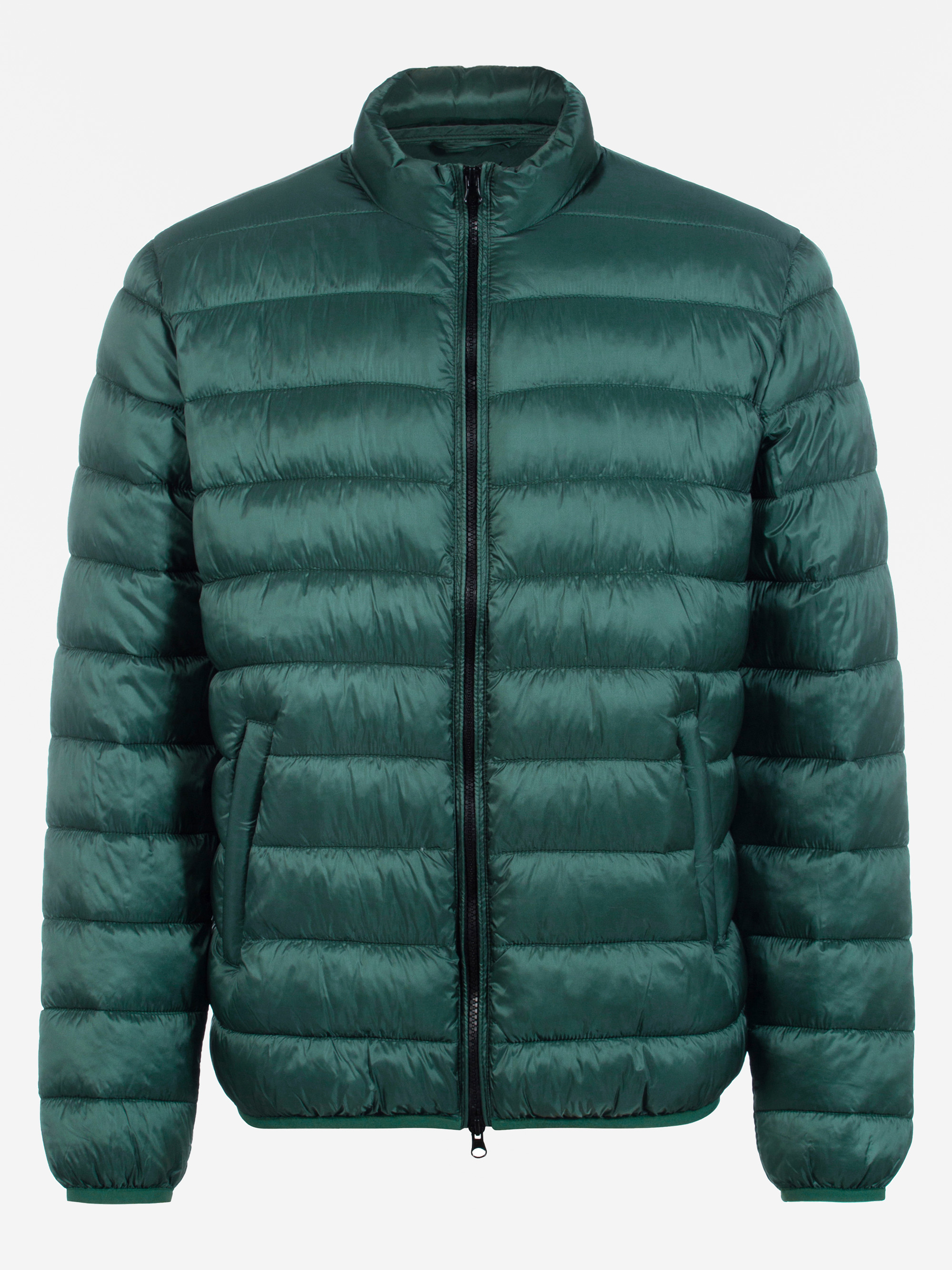 Eine dunkelgrüne, gesteppte Pufferjacke mit einem Frontreißverschluss und einem Stehkragen auf weißem Hintergrund.