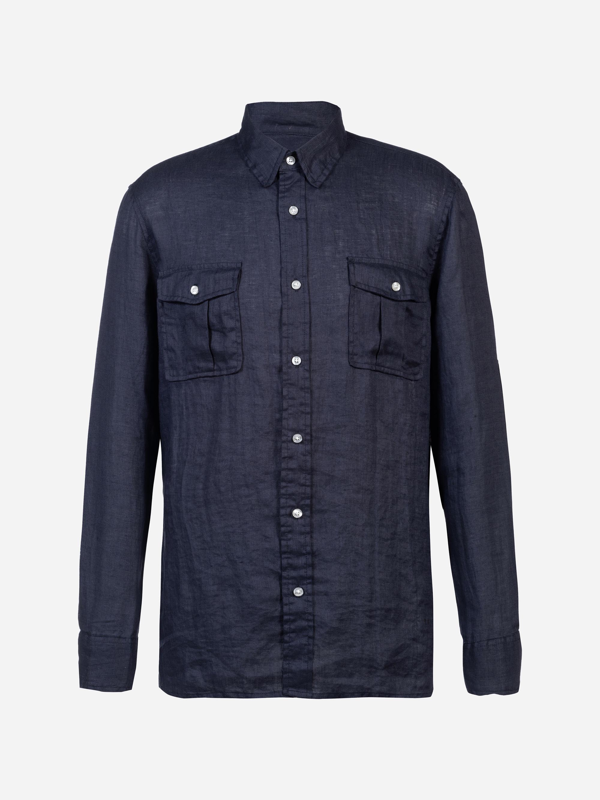 Ein langärmeliges, geknöpftes, marineblaues Hemd mit zwei Brusttaschen, die jeweils mit einer Klappe und einem Knopfverschluss versehen sind, auf einem einfarbig weißen Hintergrund.