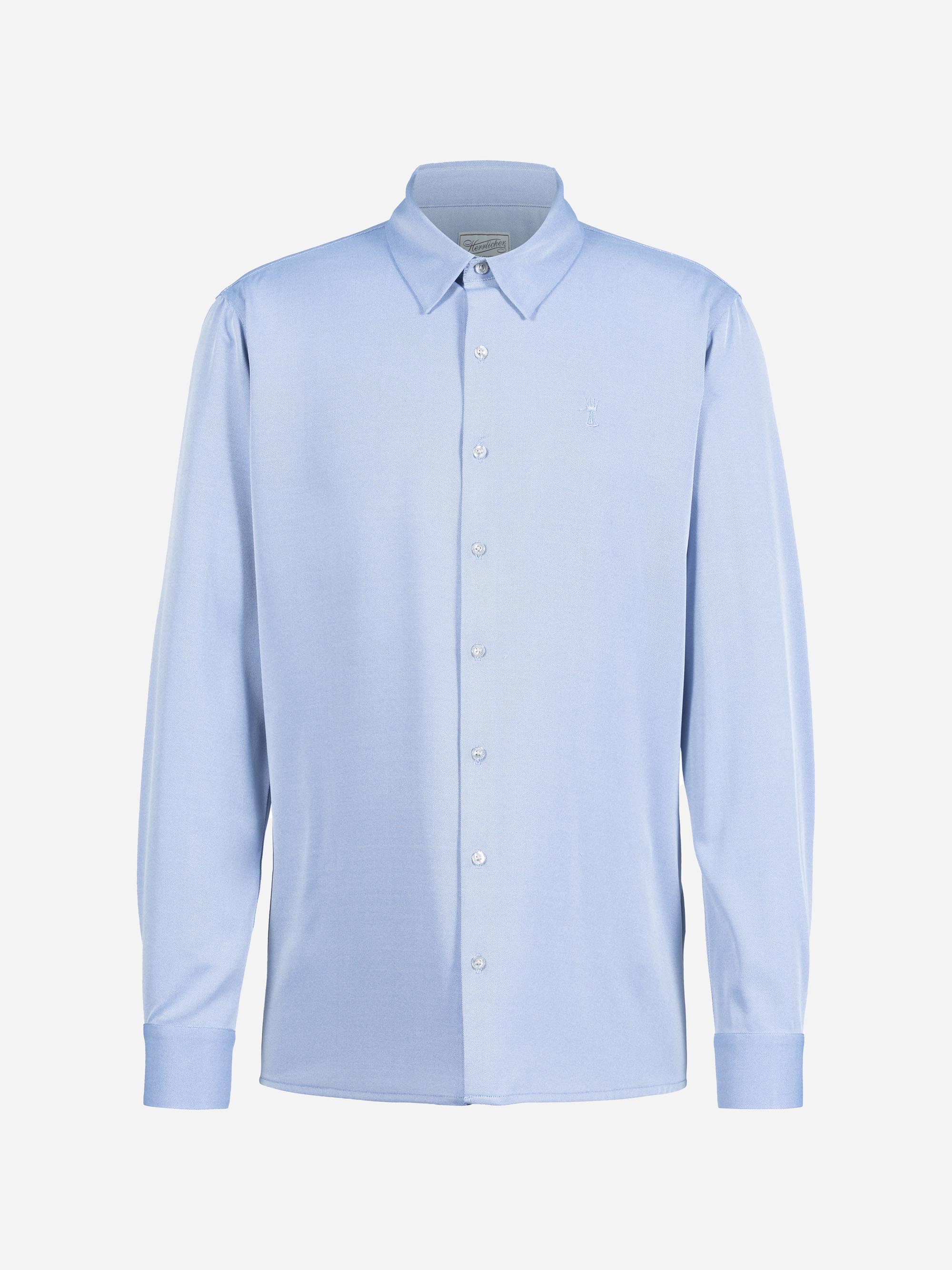 Ein hellblaues, langärmeliges, geknöpftes Hemd mit spitzem Kragen und weißen Knöpfen, das vor einem schlichten weißen Hintergrund steht.