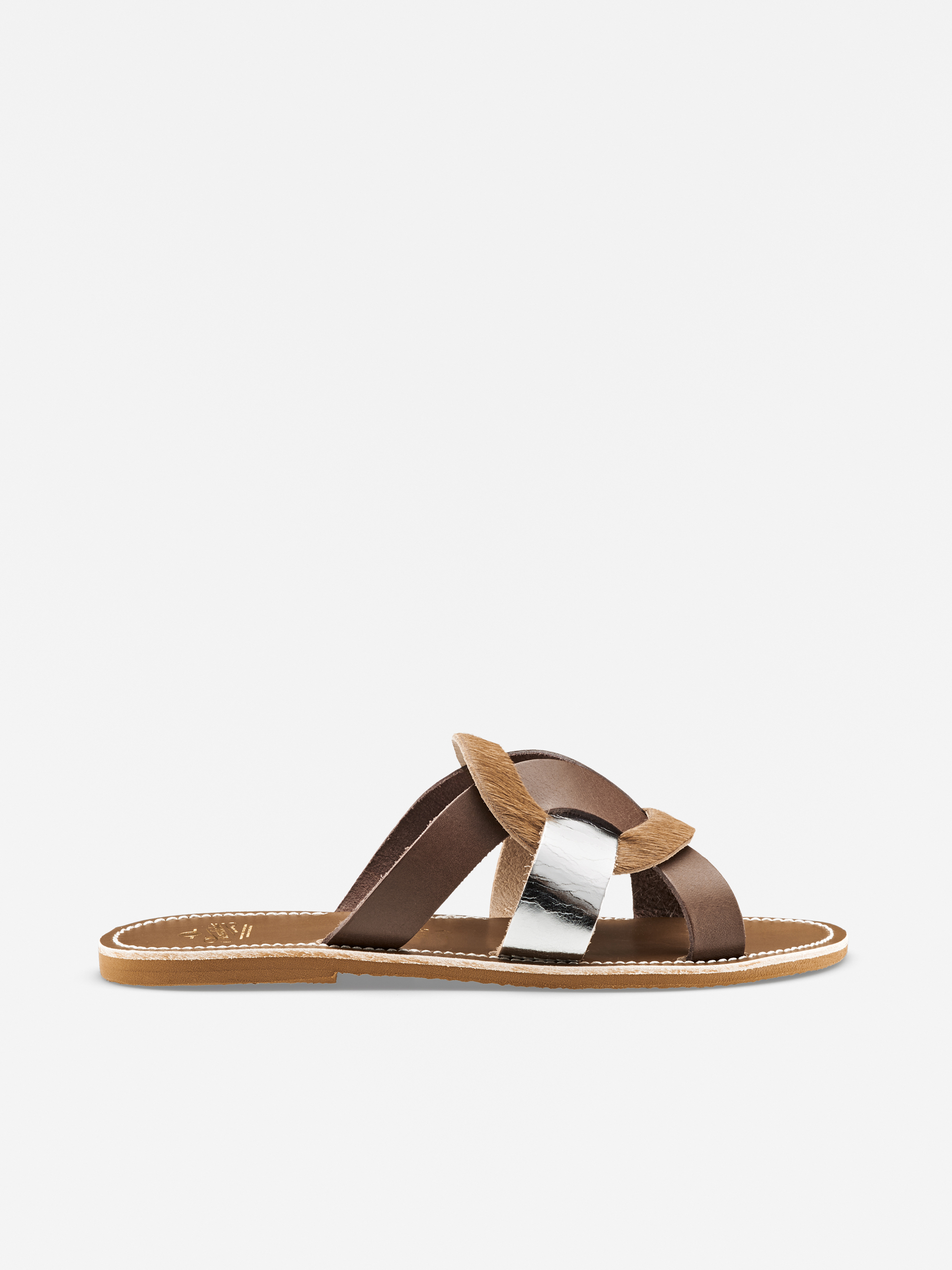 Flache Slide-Sandale mit verwobenen braunen, hellbraunen und silberfarbenen Metallic-Lederriemen, hellbrauner Sohle und weißen Kontrastnähten auf weißem Hintergrund.