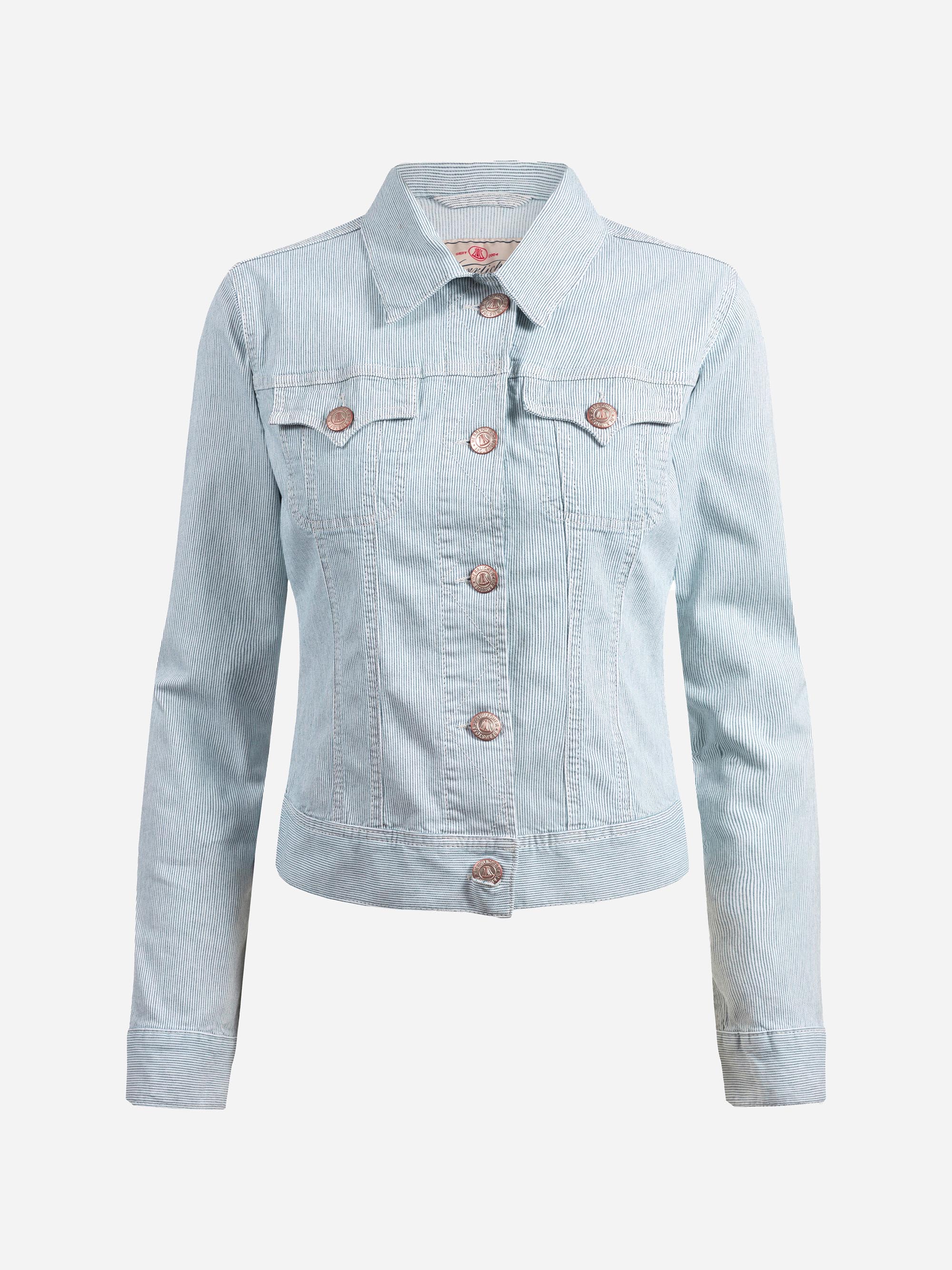 Hellblaue Jeansjacke mit langen Ärmeln, geknöpfter Vorderseite, zwei Brusttaschen mit Knöpfen und klassischem Kragen auf einfarbig weißem Grund.