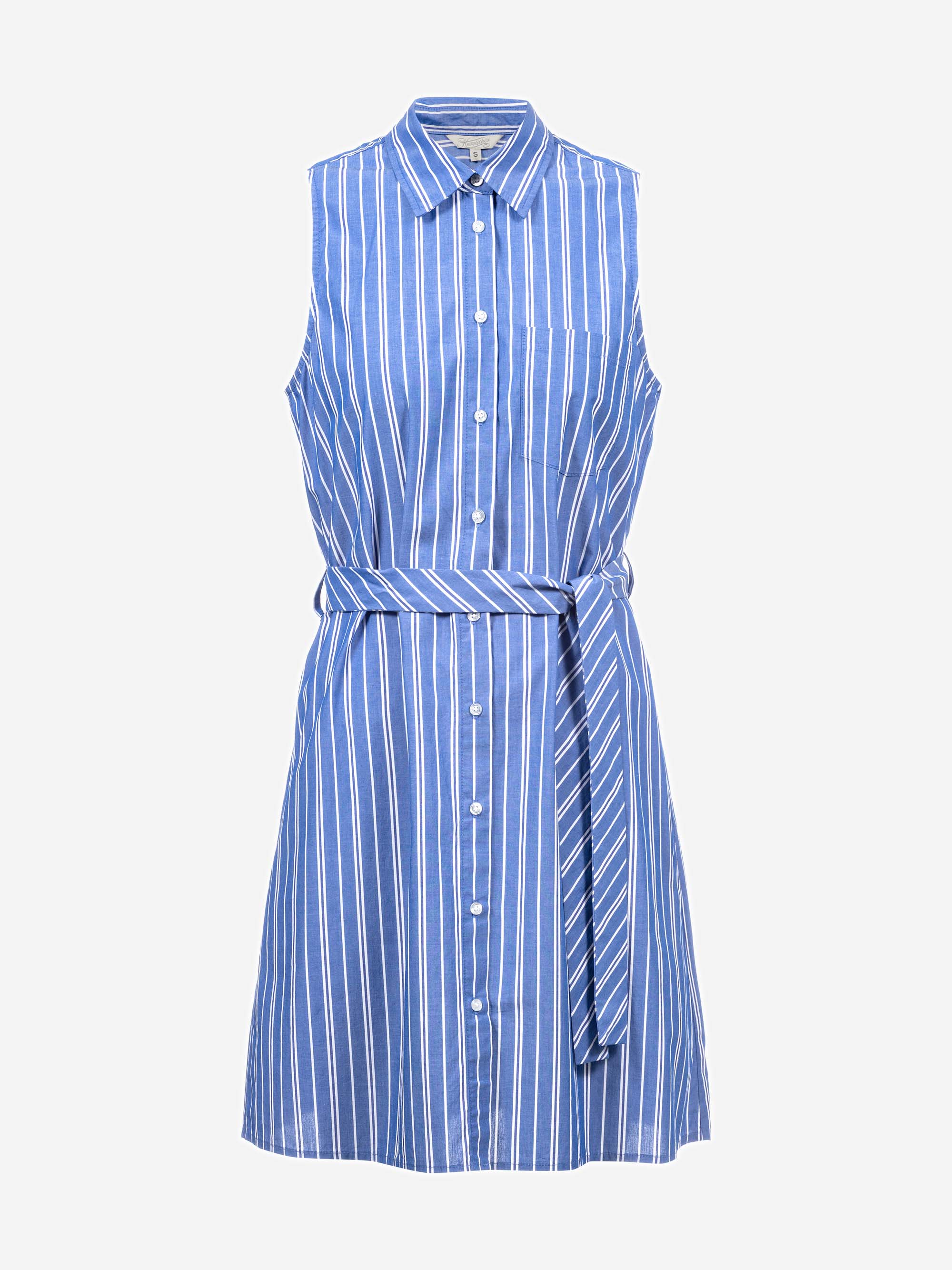 Ärmelloses blaues Hemdkleid mit weißen Längsstreifen, Knopfleiste, spitzem Kragen, Brusttasche und passendem Stoffgürtel, der in der Taille gebunden wird. Der Hintergrund ist einfarbig und hell gefärbt.