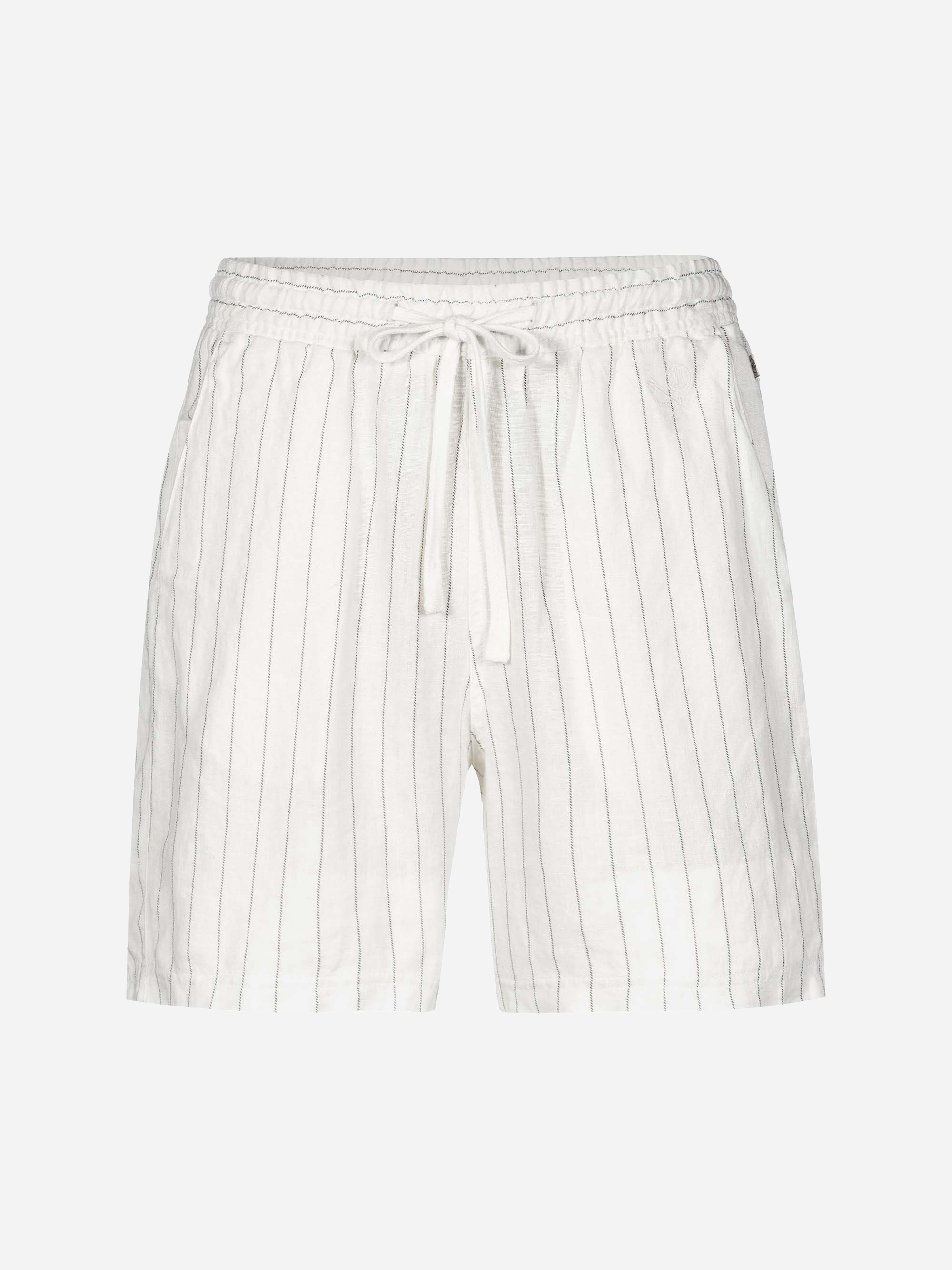 Weiße Shorts mit dünnen vertikalen schwarzen Nadelstreifen, einem elastischen Bund und einem Kordelzug auf der Vorderseite. Die Shorts haben eine lockere Passform und Seitentaschen, die vor einem einfarbigen Hintergrund gezeigt werden.