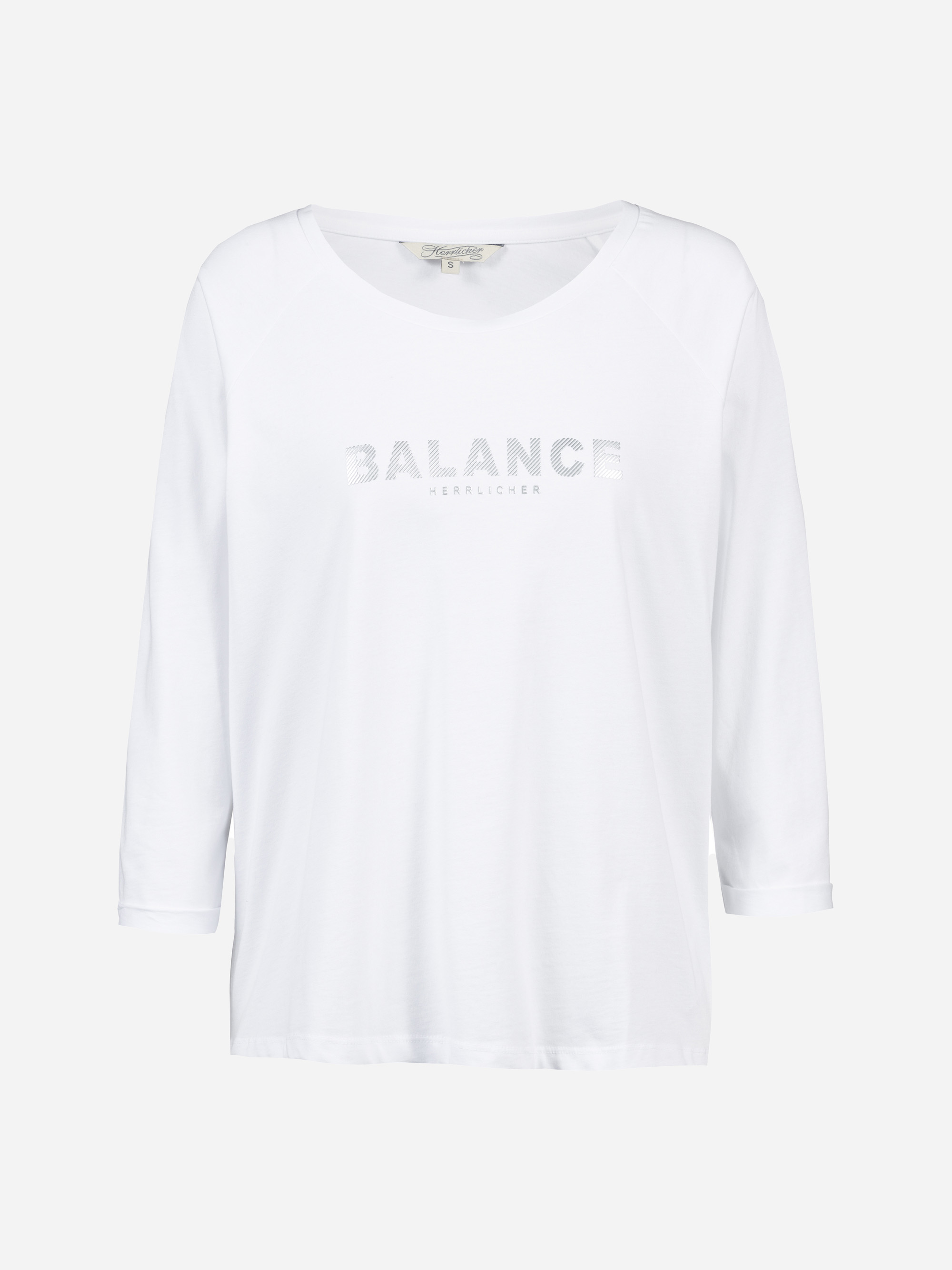 Ein schlichtes weißes T-Shirt mit dreiviertel Ärmeln, auf dessen Vorderseite in Silber das Wort BALANCE und ein kleinerer Text darunter aufgedruckt ist. Das Shirt ist vor einem hellgrauen Hintergrund zu sehen.