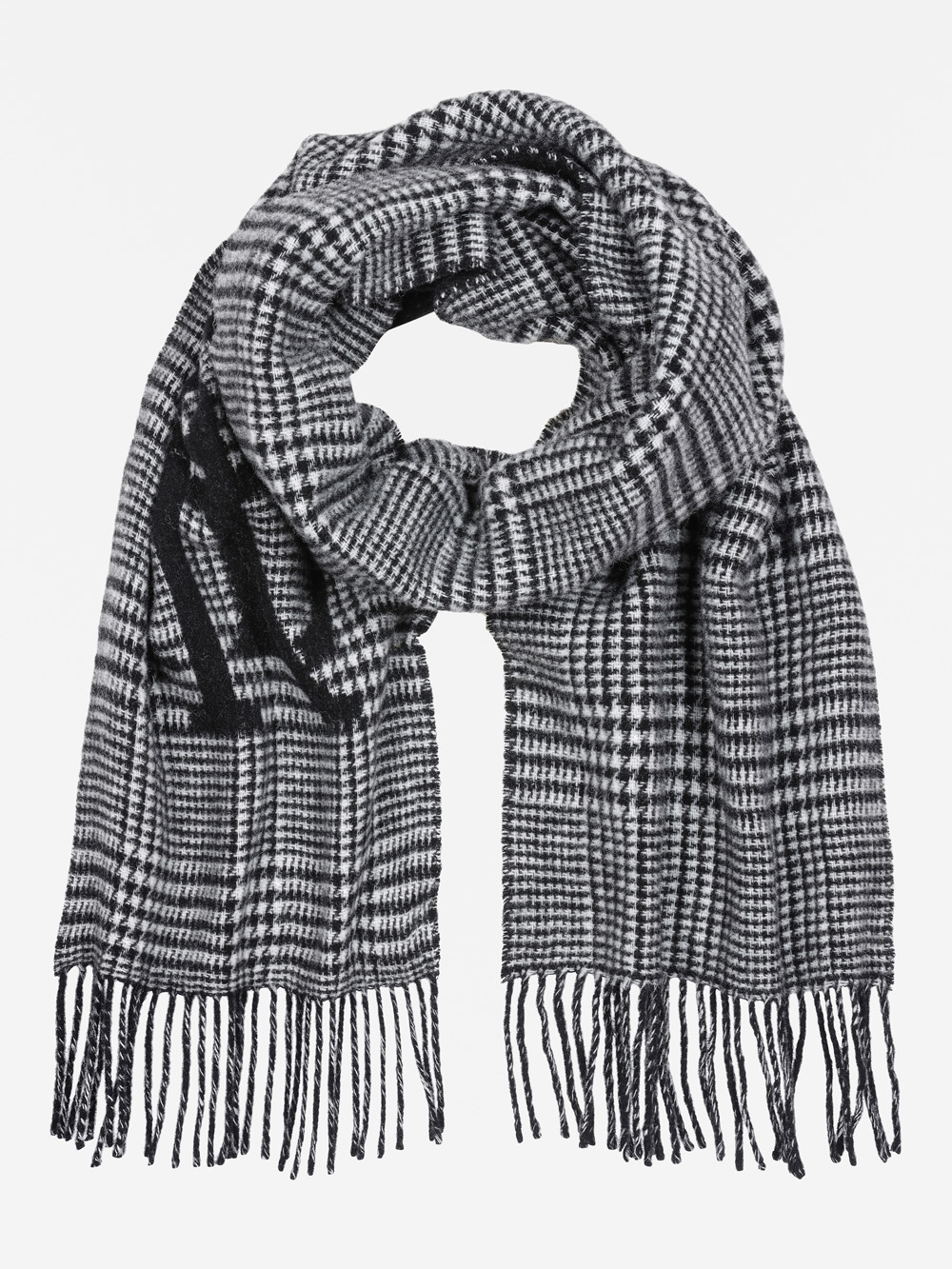 Ein schwarzer und weißer Schal mit Hahnentrittmuster, mit Fransen an den Enden und einem großen schwarzen Großbuchstaben A auf einer Seite, der in einer losen Schleife auf einem einfarbigen weißen Hintergrund angeordnet ist.
