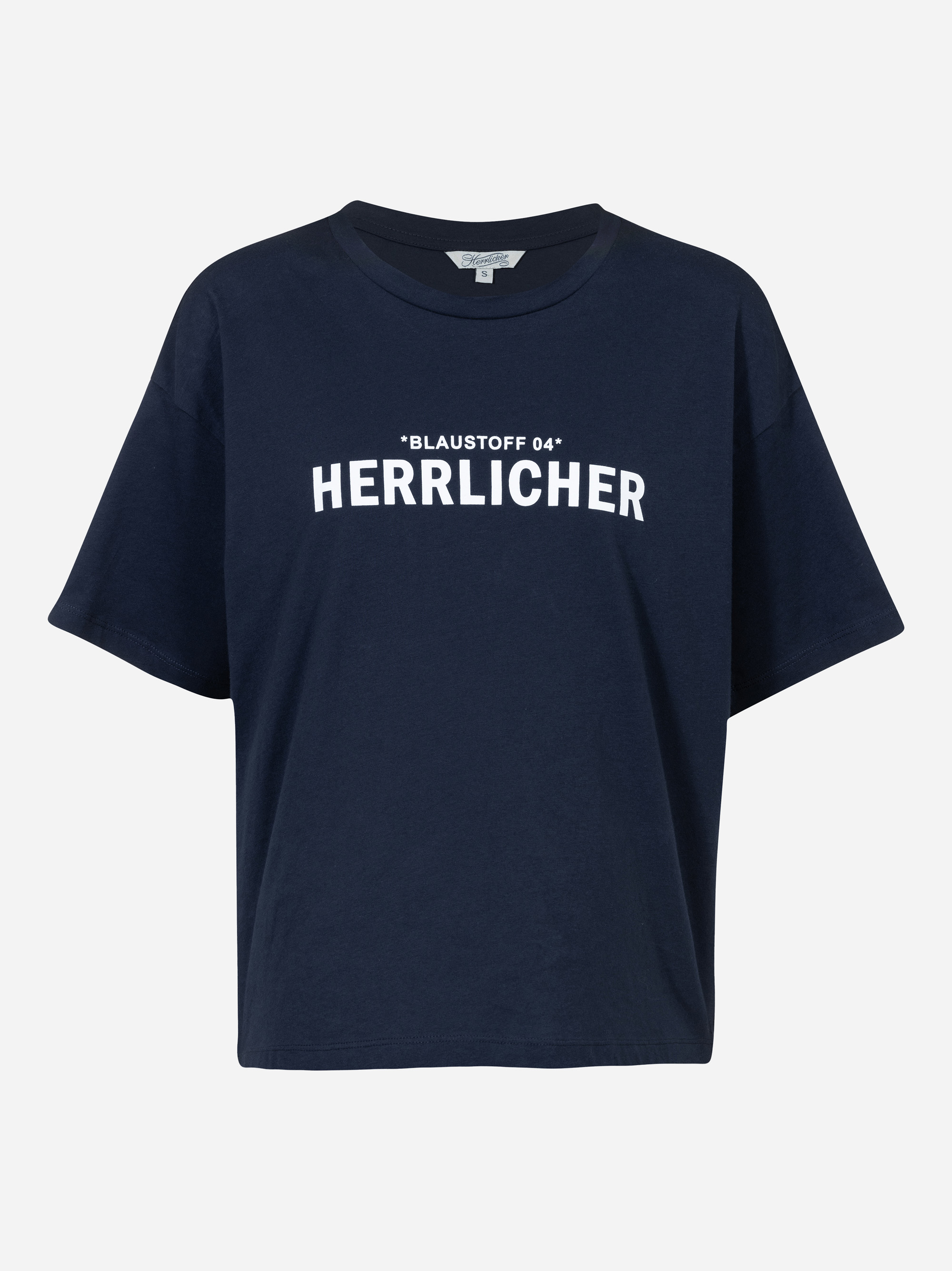 Ein marineblaues Kurzarm-T-Shirt mit weißem Text auf der Vorderseite, der BLAUSTOFF 04 über dem größeren Wort HERRLICHER lautet. Das T-Shirt ist vor einem schlichten weißen Hintergrund abgebildet.