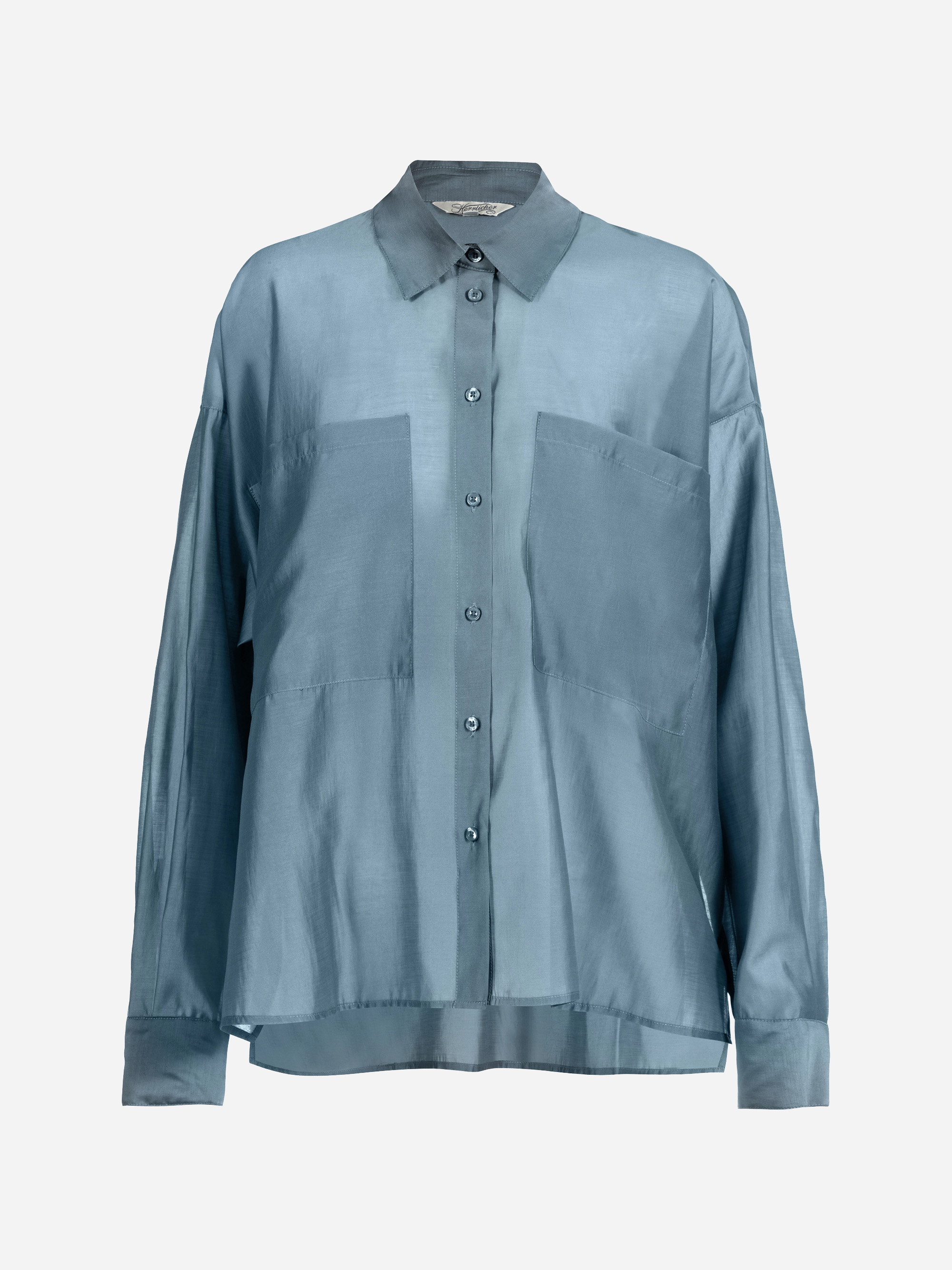 Hellblaues, langärmeliges Hemd mit Knopfleiste, Kragen und zwei großen Taschen auf der Vorderseite aus leichtem, leicht glänzendem Stoff.