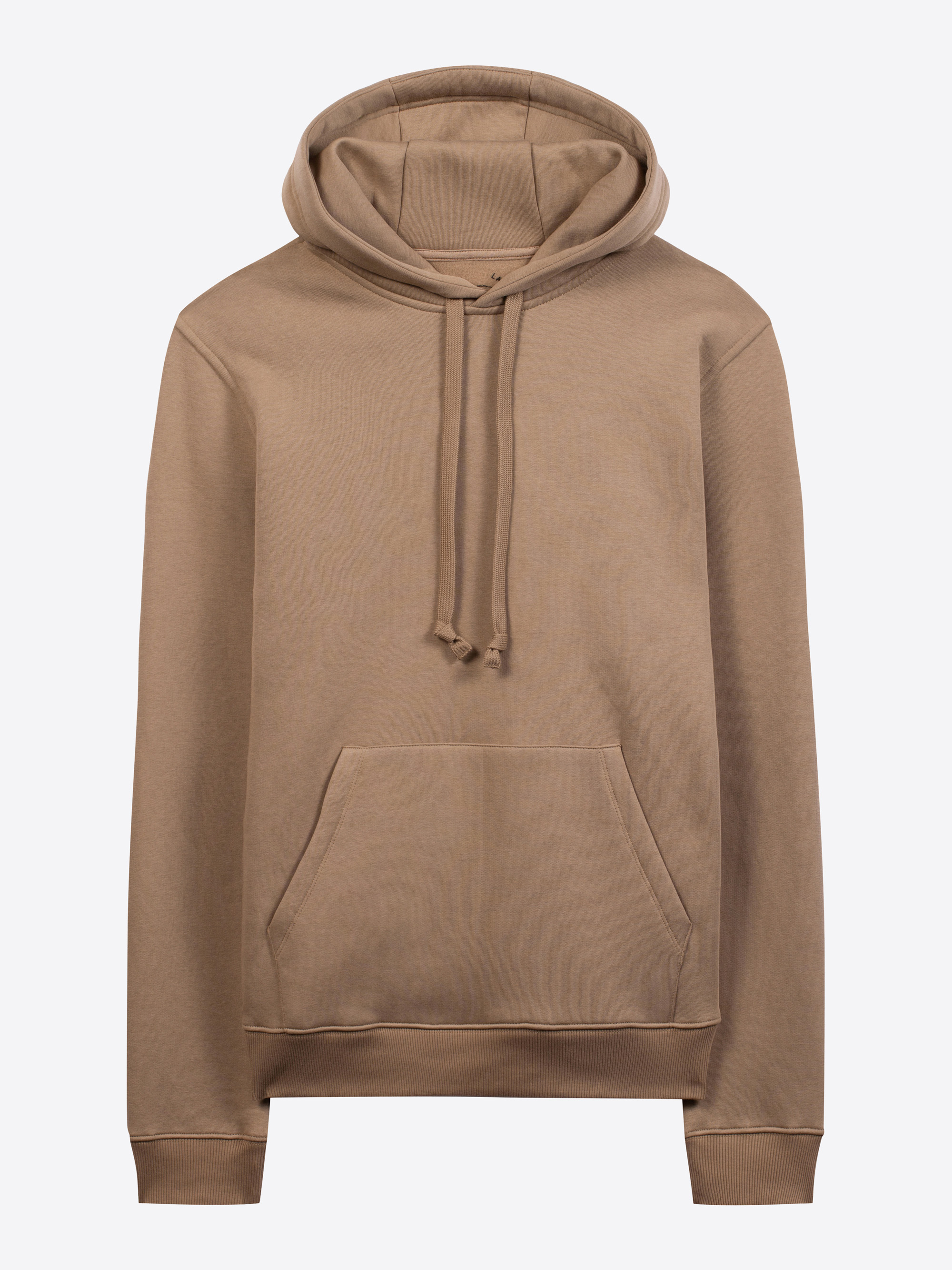Ein schlichtes, hellbraunes Kapuzensweatshirt mit einer Vordertasche und Kordelzug auf weißem Hintergrund.