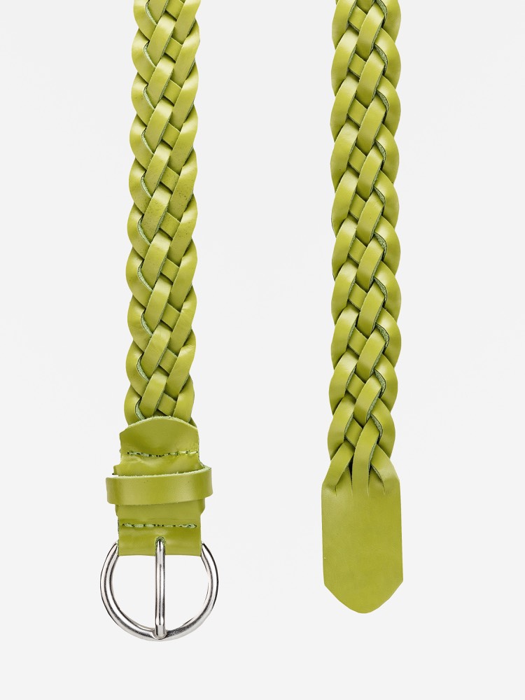 Ein lindgrüner, geflochtener Ledergürtel mit einer silbernen Schnalle, von vorne und von der Seite gezeigt, vor einem schlichten weißen Hintergrund.