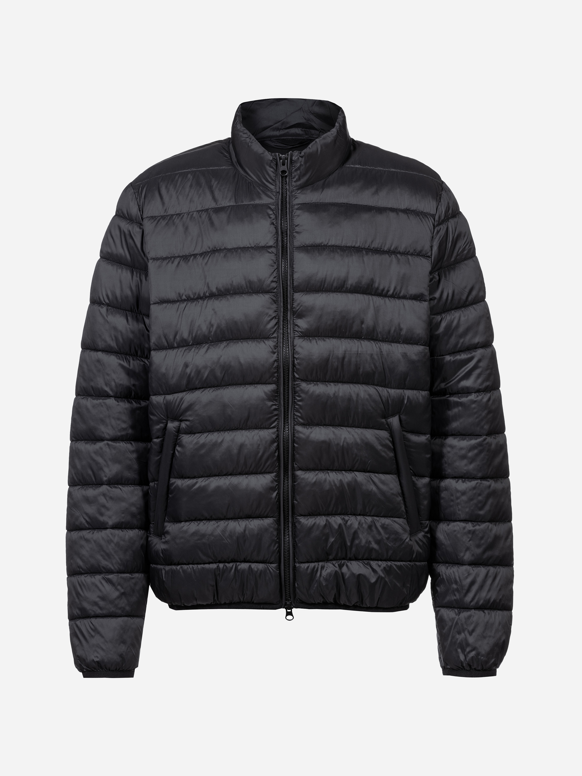 Schwarze Pufferjacke mit horizontaler Steppung, Frontreißverschluss, Stehkragen und Seitentaschen auf einfarbig weißem Hintergrund.