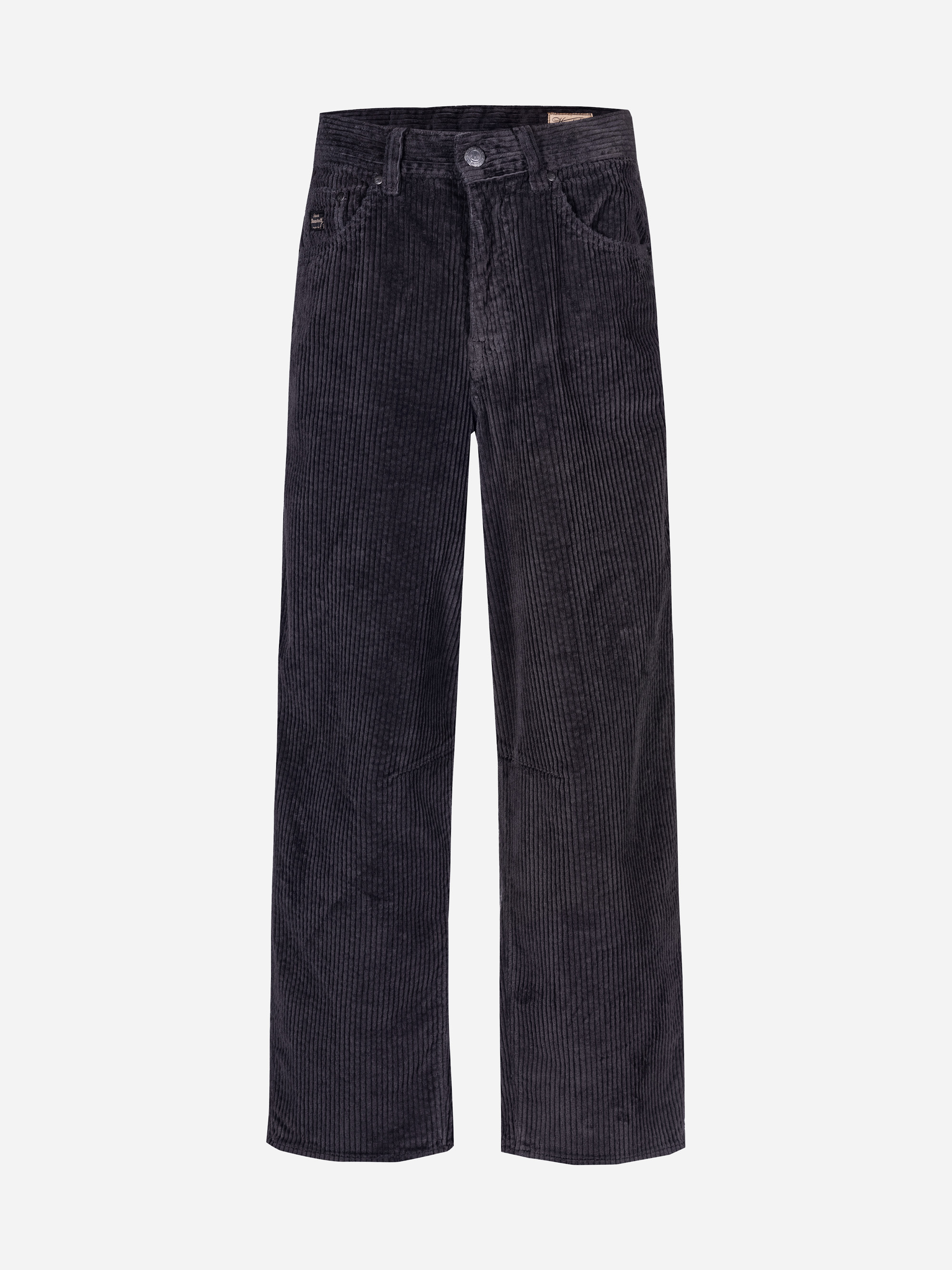 Schwarze Cordhose mit weitem Bein, Vorder- und Gesäßtaschen, Knopf- und Reißverschluss und Gürtelschlaufen auf einfarbig weißem Grund.