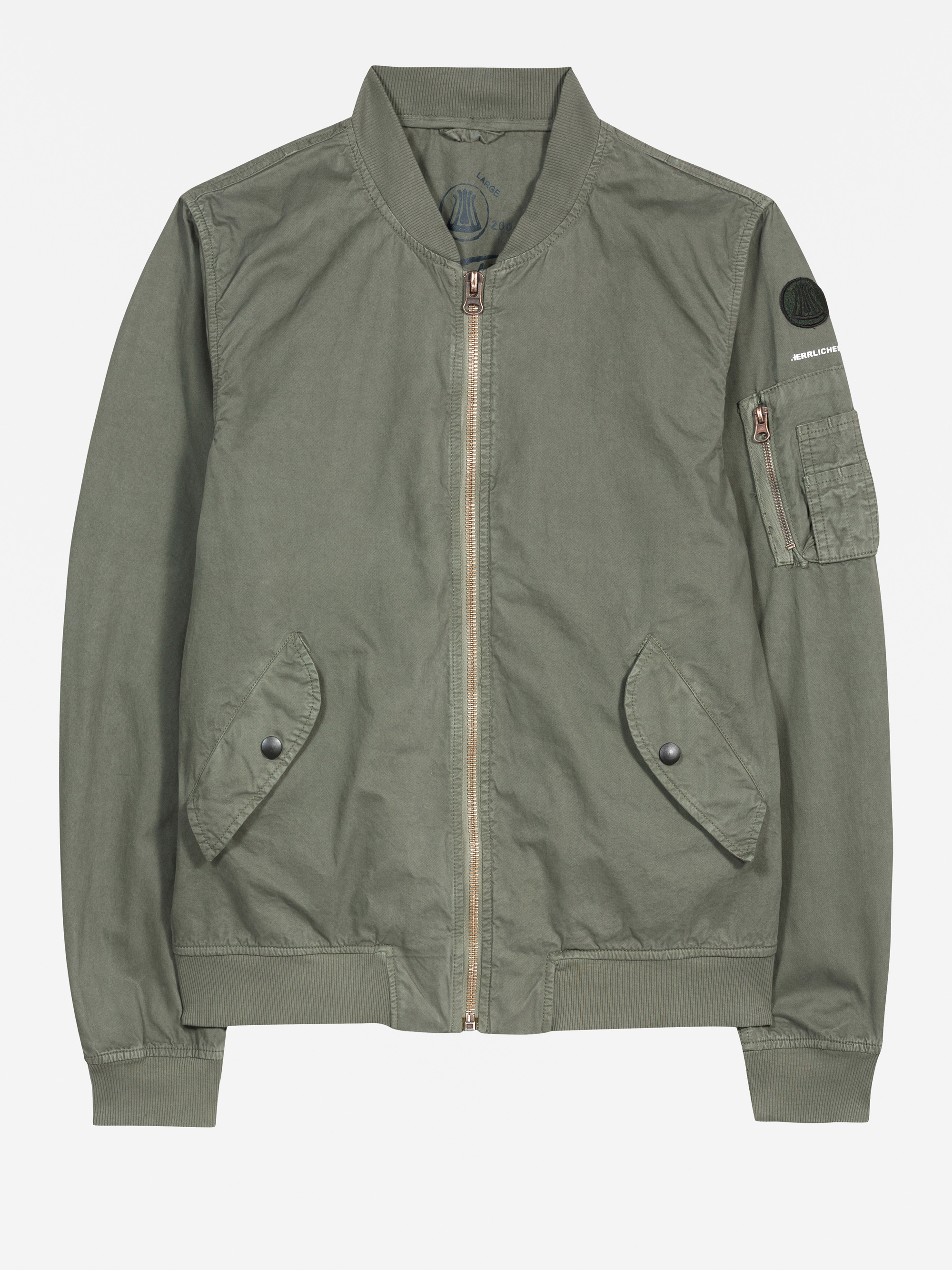 Olivgrüne Bomberjacke mit Reißverschluss vorne, zwei geknöpften Seitentaschen, einer Ärmeltasche mit Reißverschluss und gerippten Bündchen und Kragen auf weißem Grund.