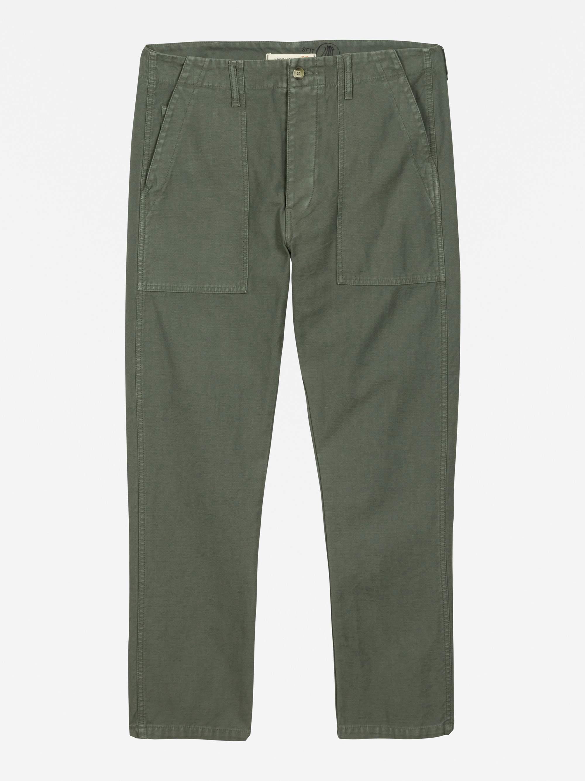 Olivgrüne Hose mit geradem Bein, aufgesetzten Taschen auf der Vorderseite, Knopf- und Reißverschluss und sichtbaren Nähten, flach auf weißem Grund.