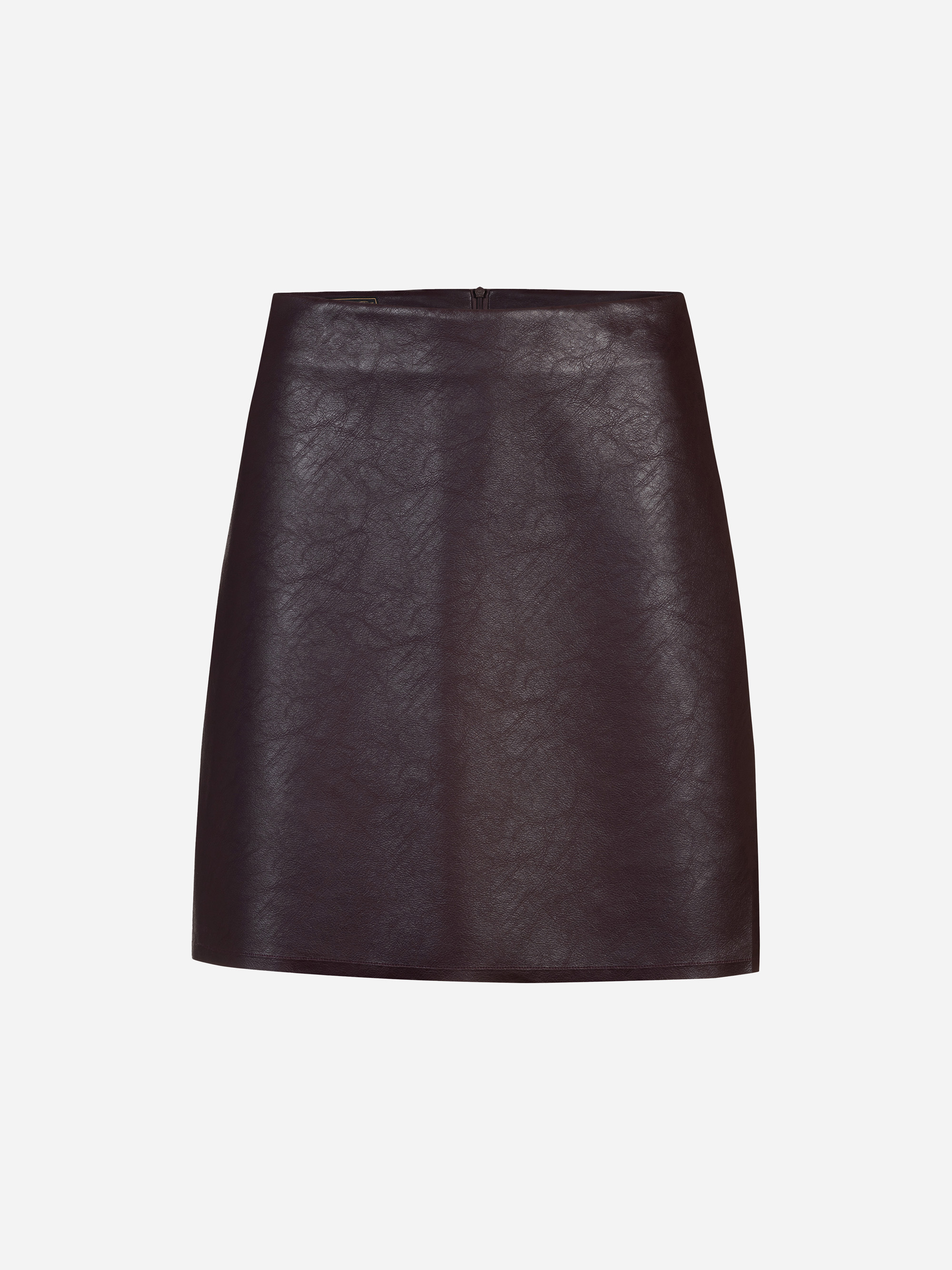 Ein schwarzer Lederminirock mit glatter, leicht glänzender Textur, der vor einem schlichten weißen Hintergrund gezeigt wird.