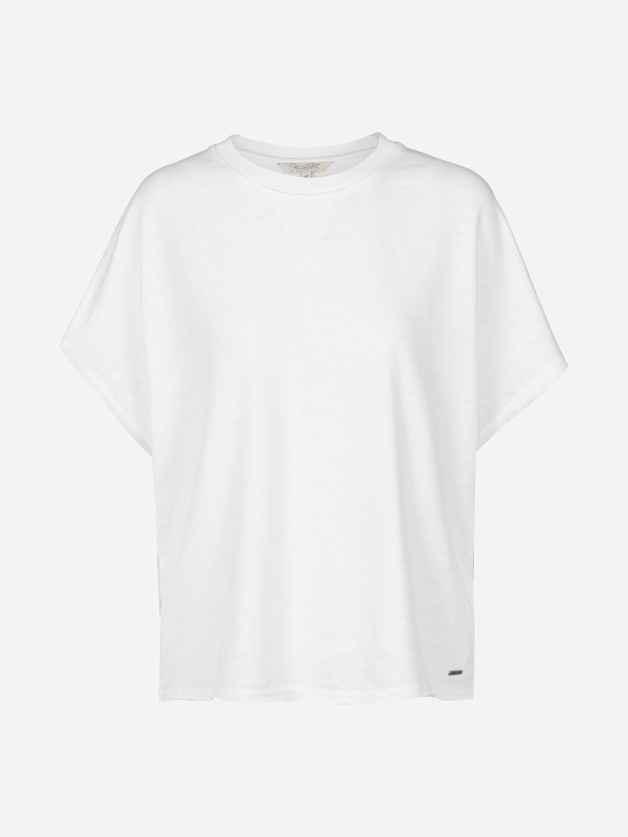 Ein schlichtes weißes Kurzarm-T-Shirt mit Rundhalsausschnitt und lockerer Passform auf weißem Grund.