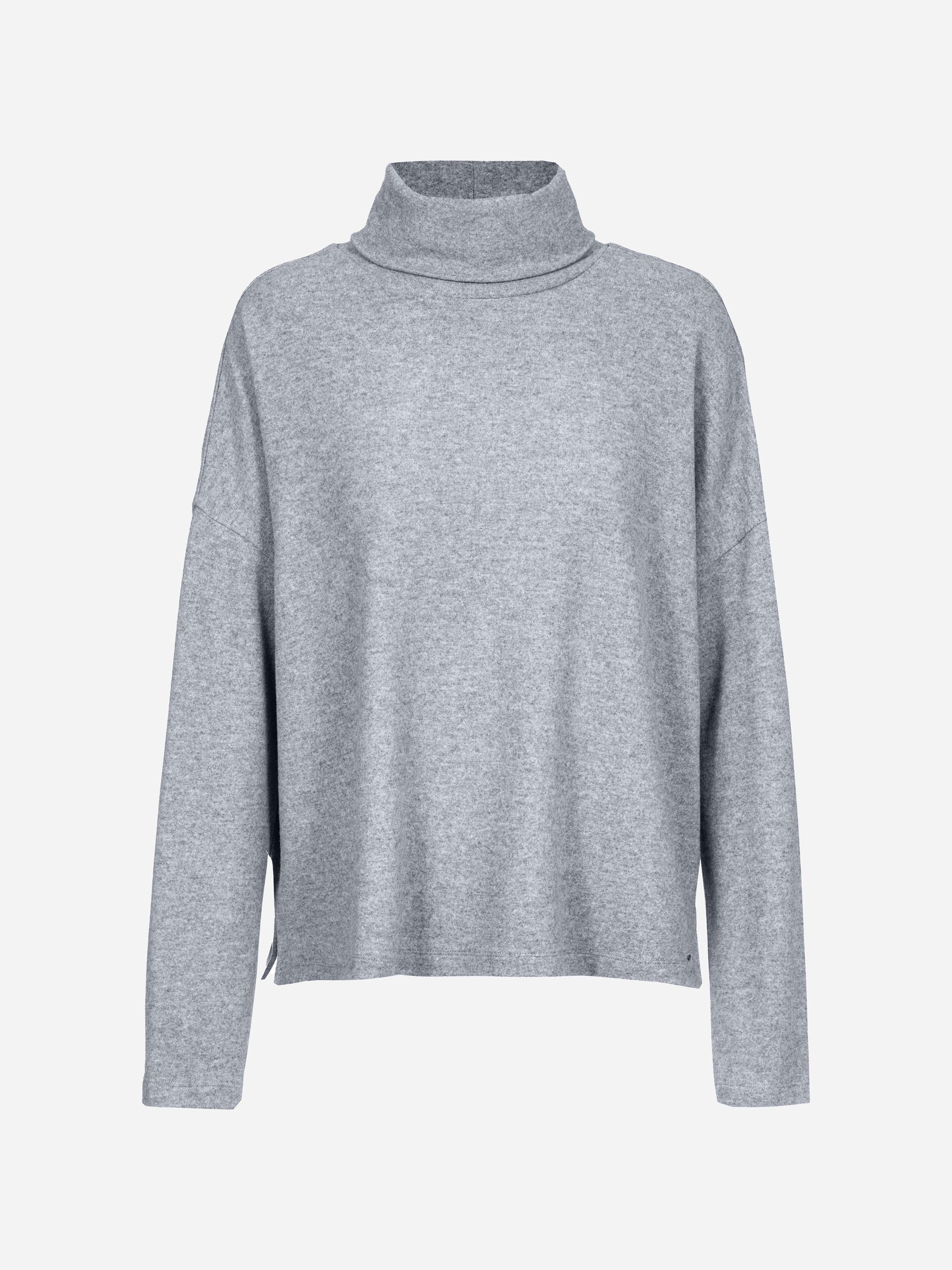 Ein hellgrauer, langärmeliger Rollkragenpullover mit lockerer Passform, der sich vor einem schlichten weißen Hintergrund präsentiert.