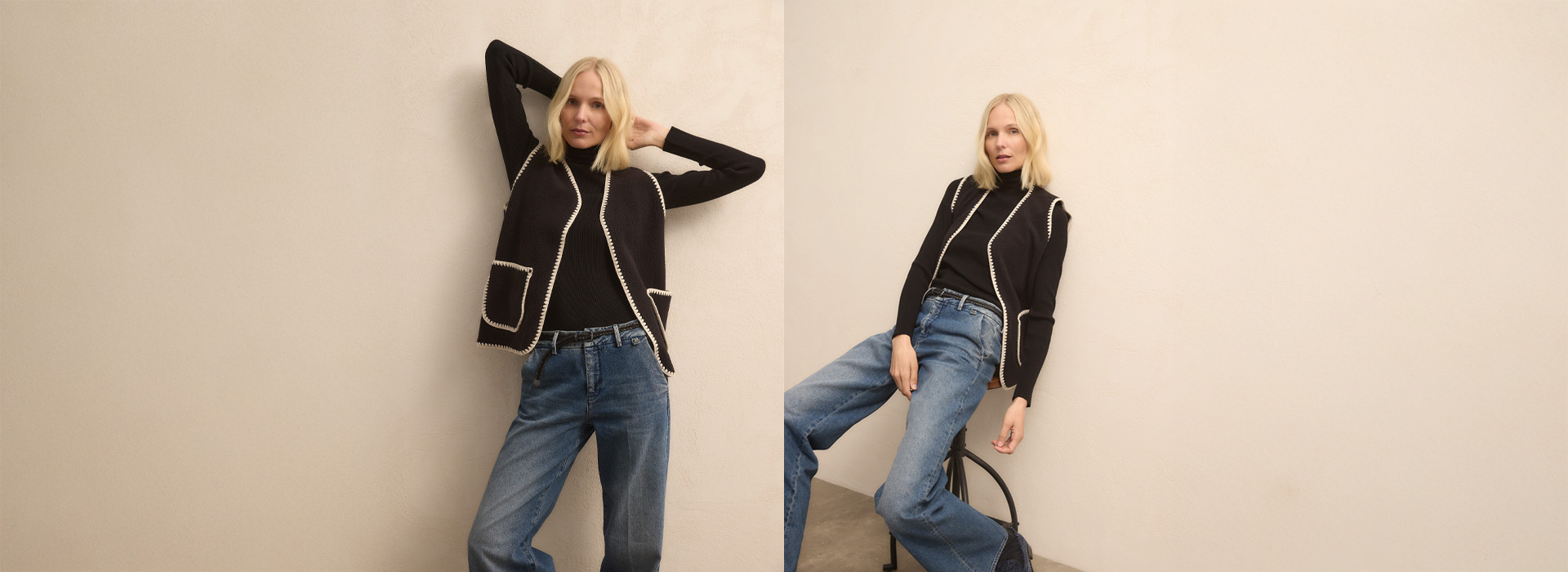 Eine Frau mit blondem Haar posiert vor einer hellbeigen Wand. Sie trägt ein schwarzes, langärmeliges Oberteil, eine schwarze Weste mit weißem Saum und blaue Jeans; in einer Einstellung lehnt sie sich mit erhobenem Arm an, in der anderen sitzt sie auf e