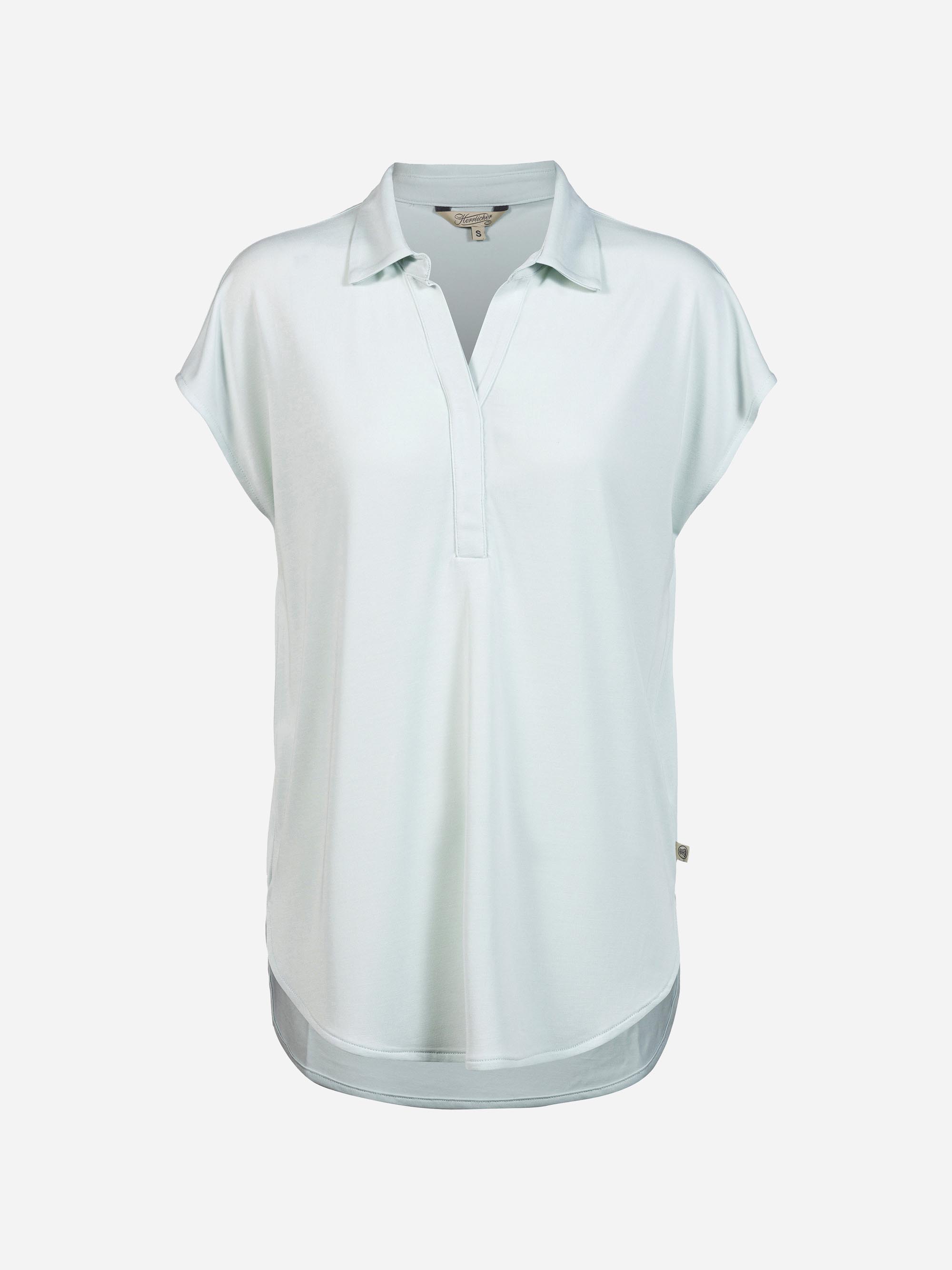 Hellblaue Kurzarmbluse mit lockerer Passform, Kragen und V-Ausschnitt. Der Saum ist leicht abgerundet und im Rücken länger. Das Hemd ist auf einem schlichten weißen Hintergrund abgebildet.