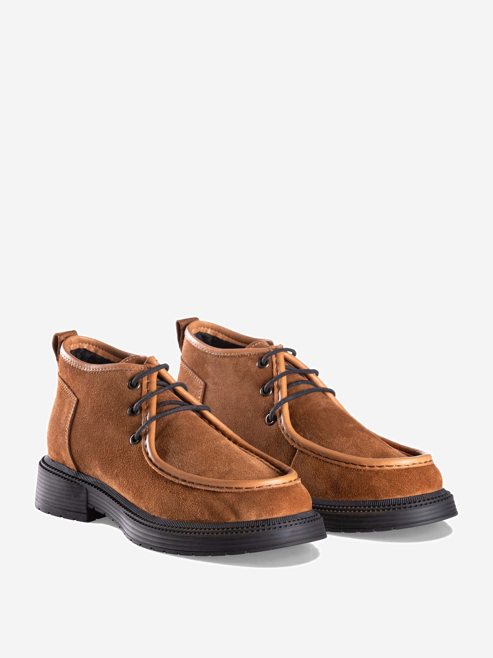 Ein Paar braune Schnürschuhe aus Wildleder mit schwarzen Gummisohlen, präsentiert vor einem weißen Hintergrund.