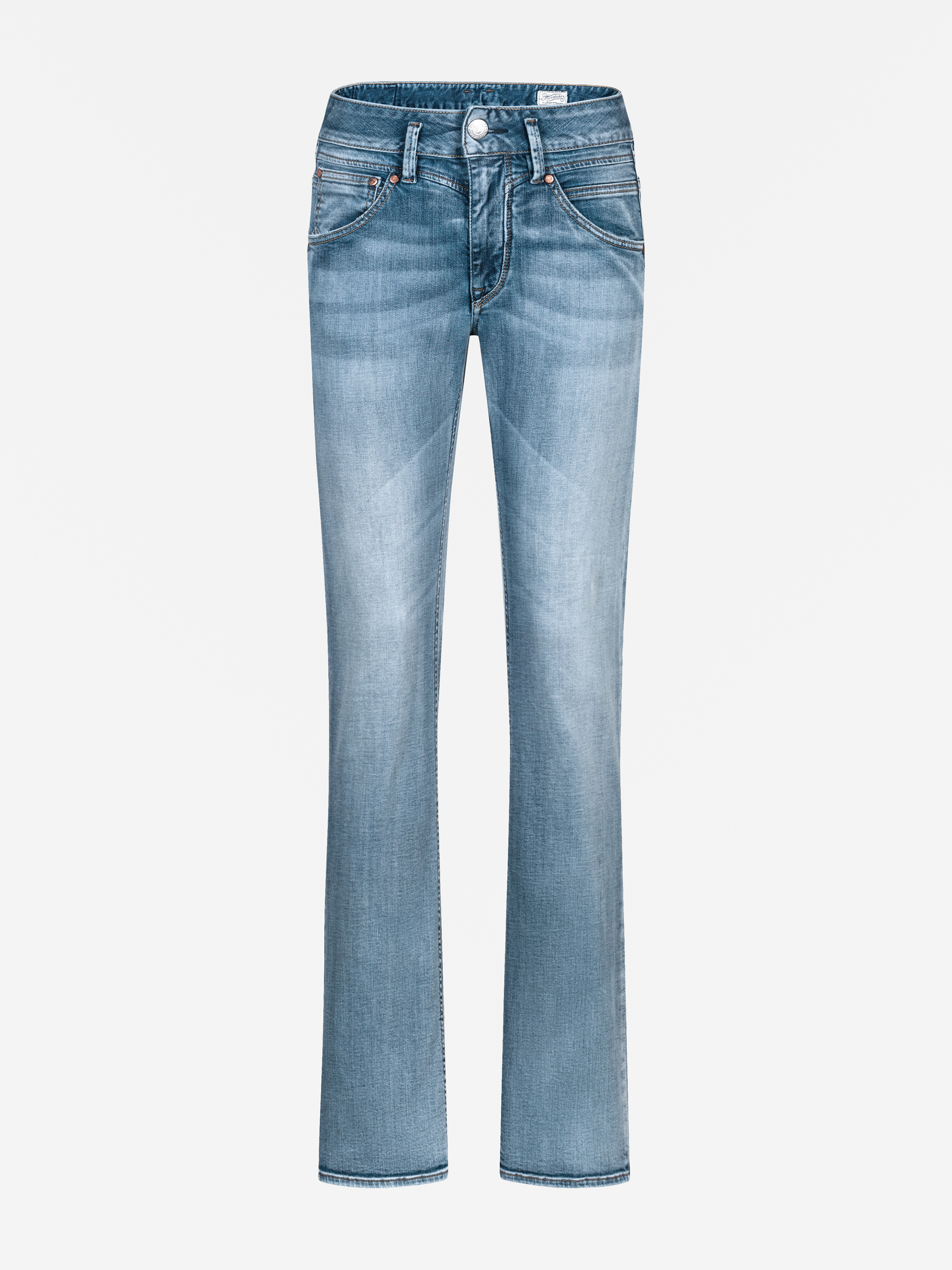 Hellblaue Denim-Jeans mit schmalem, geradem Bein, verblassten Details an den Oberschenkeln und Knien, fünf Taschen und einem Knopf- und Reißverschluss auf der Vorderseite, der sich auf einem schlichten weißen Hintergrund abzeichnet.