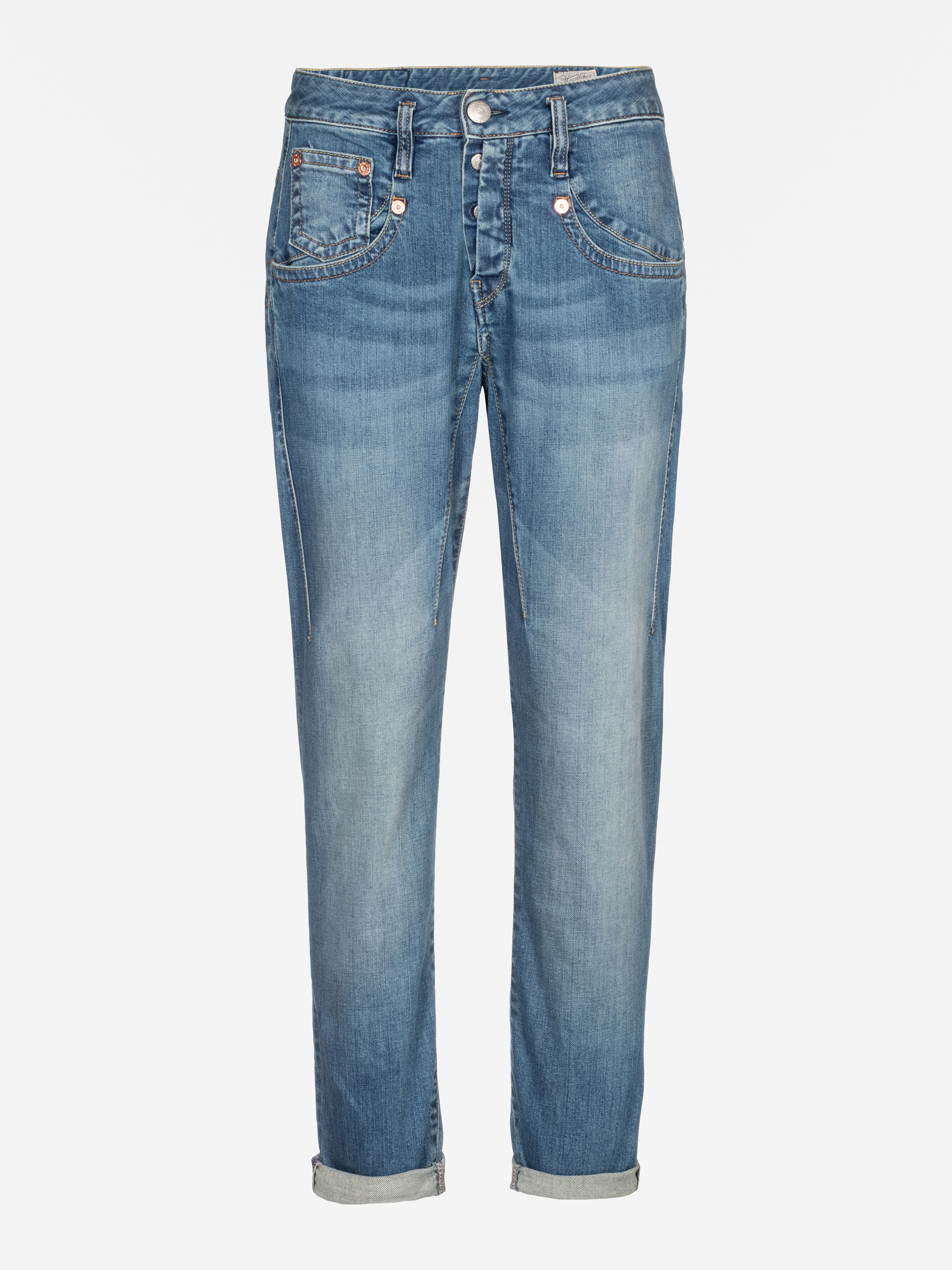 Blaue Jeans mit geradem Bein, verblasster Waschung, Five-Pocket-Design, geknöpftem Hosenschlitz und aufgerollten Bündchen auf weißem Hintergrund.