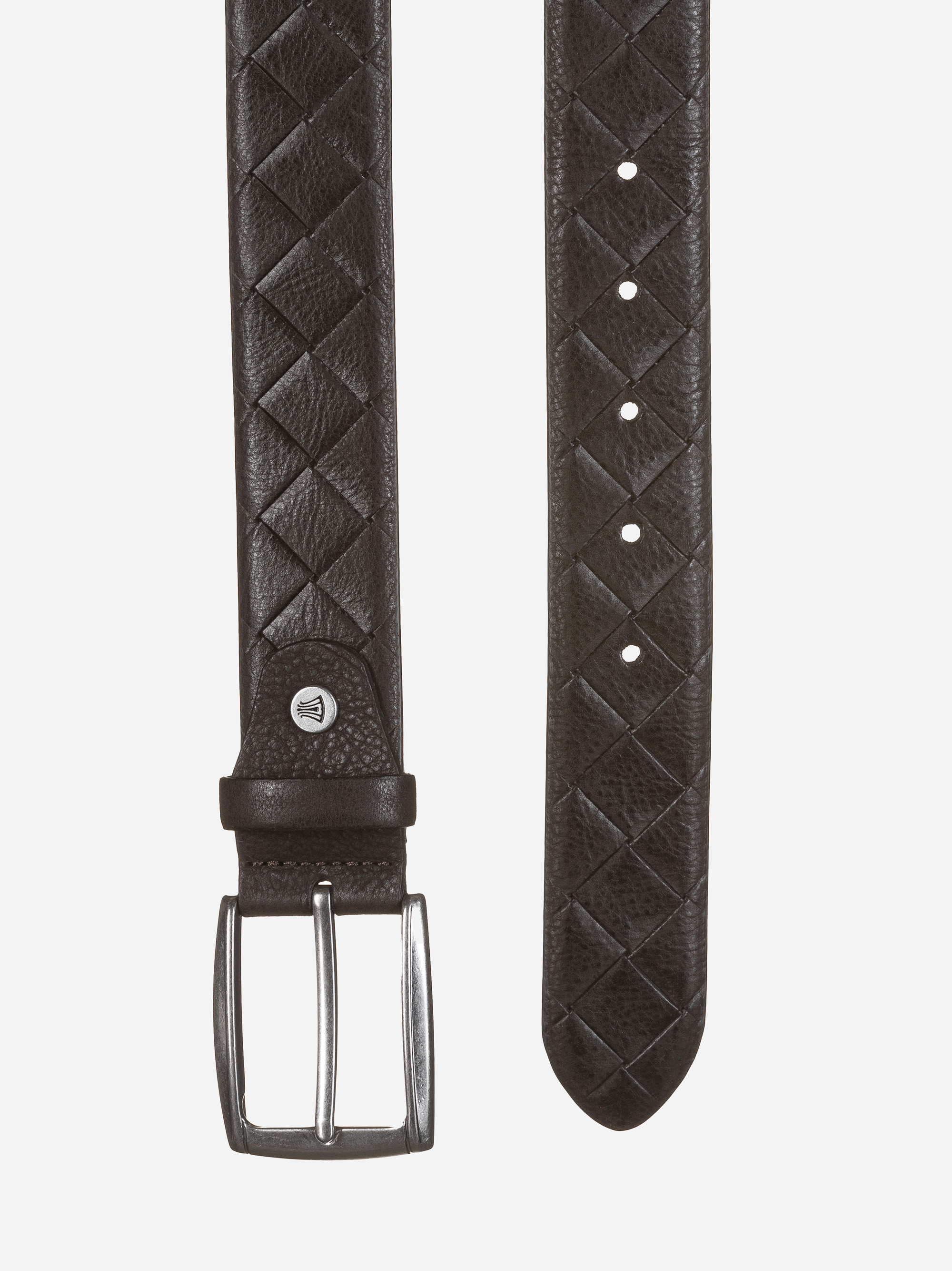 Nahaufnahme eines dunkelbraunen Ledergürtels mit silberner Schnalle und rautenförmigem Steppmuster, der sowohl das Schnallenende als auch die spitze Spitze mit den Verstelllöchern zeigt.