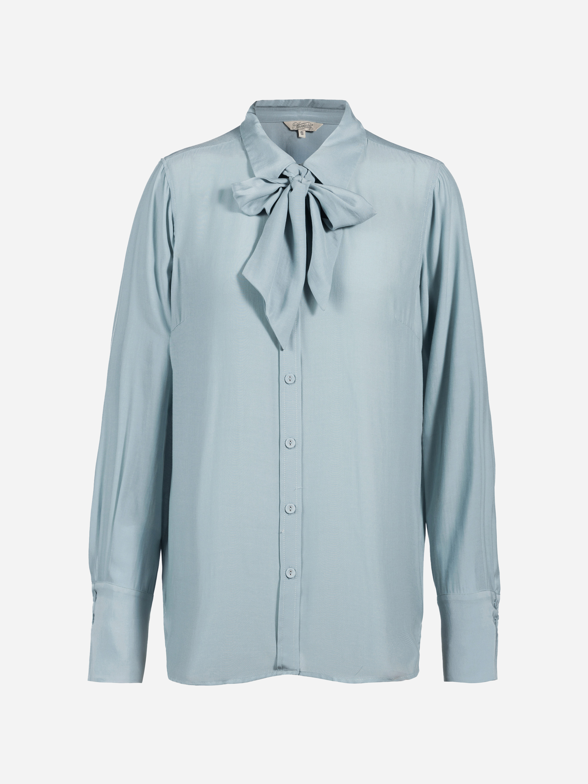 Hellblaue, langärmelige Bluse mit Knopfleiste und einer großen Schleife am Kragen. Die Bluse hat eine glatte, leicht glänzende Textur und breite Manschetten. Ausgestellt auf einem schlichten weißen Hintergrund.
