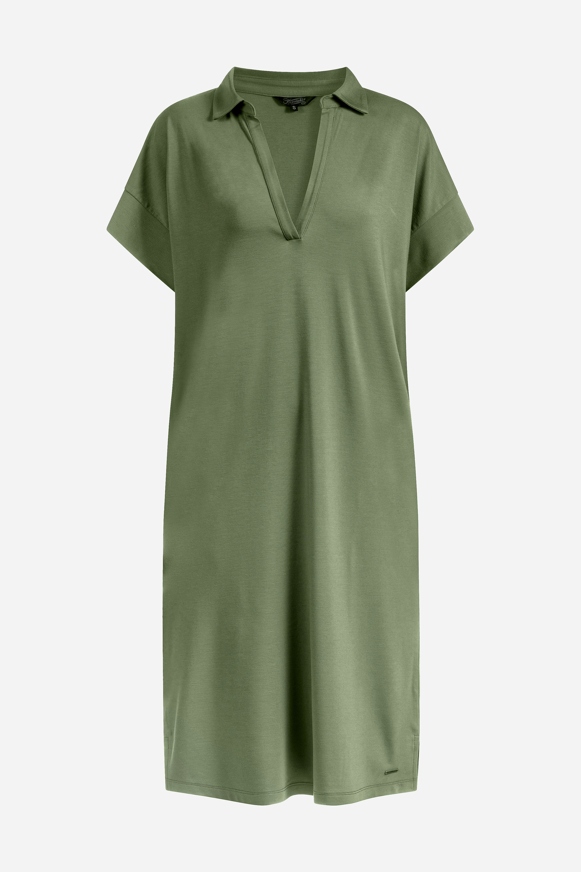 Ein knielanges, kurzärmeliges, olivgrünes Kleid mit lockerer Passform, offenem Kragen und V-Ausschnitt, das auf einem einfarbig weißen Hintergrund abgebildet ist.