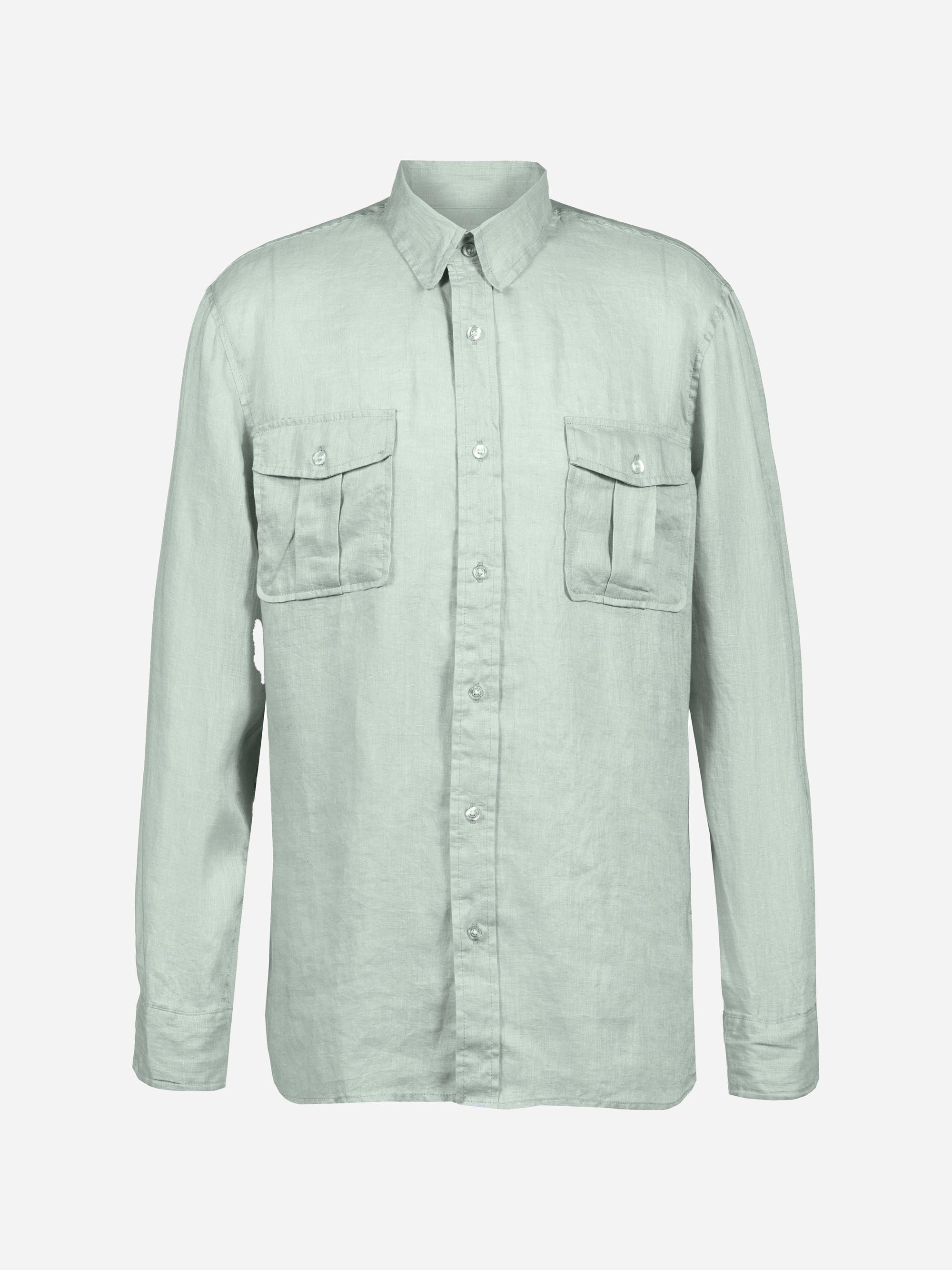 Hellgrünes, langärmeliges Hemd zum Knöpfen mit Kragen und zwei Brusttaschen, jeweils mit Klappe und Knopfverschluss, auf weißem Grund.