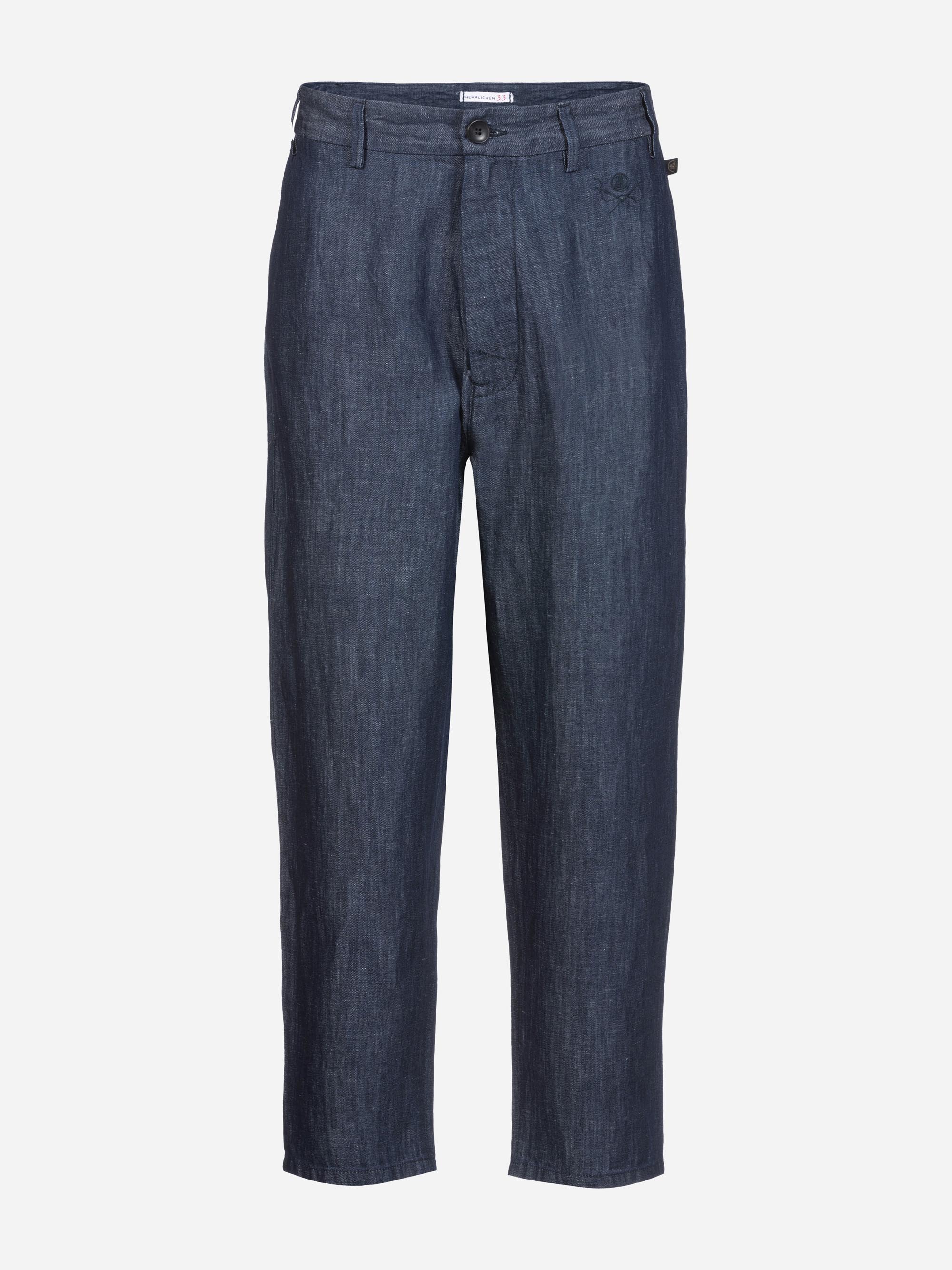 Ein Paar dunkelblaue Denim-Jeans mit geradem Bein, Knopfverschluss vorne, Reißverschluss und Seitentaschen auf weißem Hintergrund.