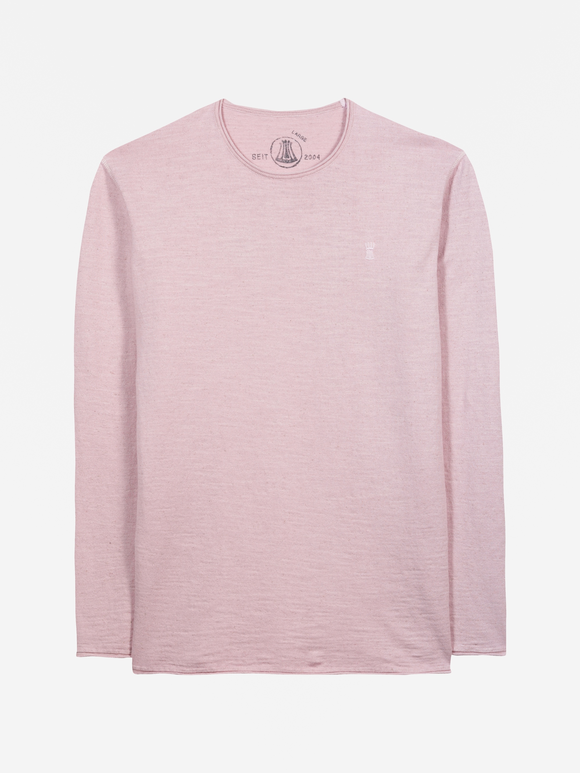 Ein hellrosa langärmeliges T-Shirt mit Rundhalsausschnitt liegt flach auf einem weißen Hintergrund. Das Shirt erscheint schlicht mit einem dezenten Logo auf der linken Brust und minimal sichtbaren Nähten.
