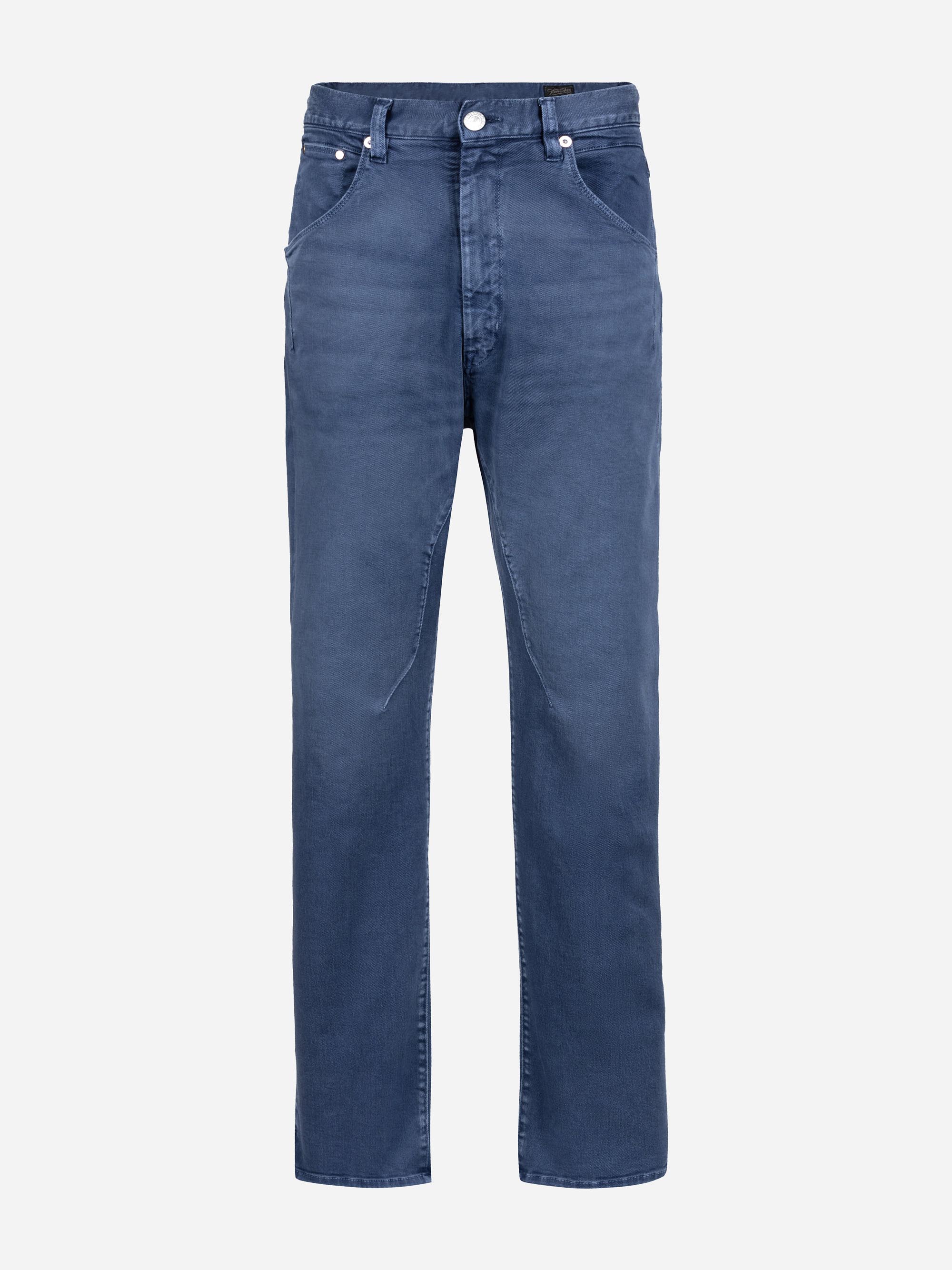 Ein Paar blaue Denim-Jeans mit geradem Bein, Knopf- und Reißverschluss, Vorder- und Gesäßtaschen und Gürtelschlaufen, abgebildet auf weißem Hintergrund.