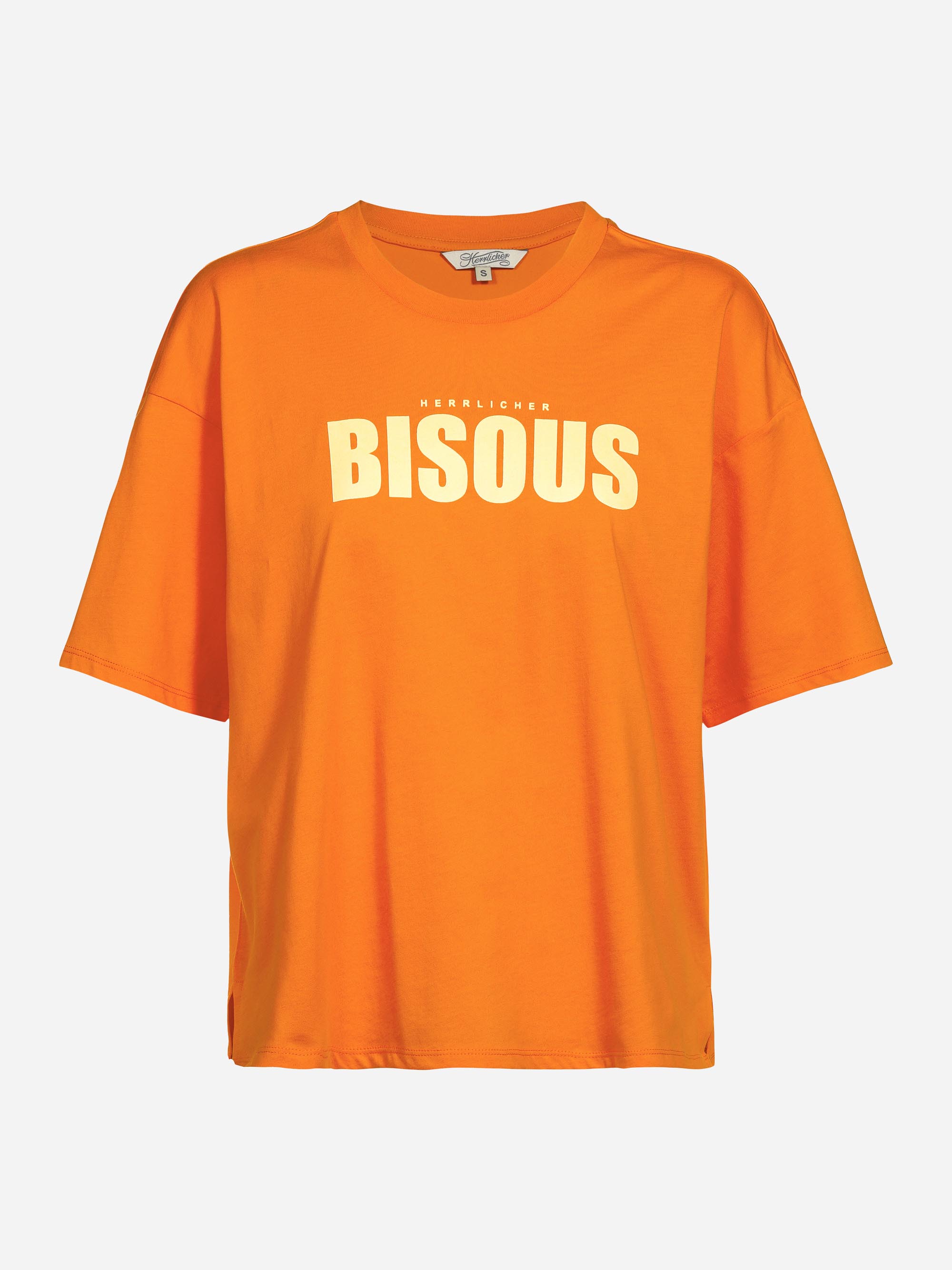 Ein orangefarbenes T-Shirt in Übergröße mit dem Wort "BISOUS" in fetten weißen Buchstaben auf der Vorderseite.